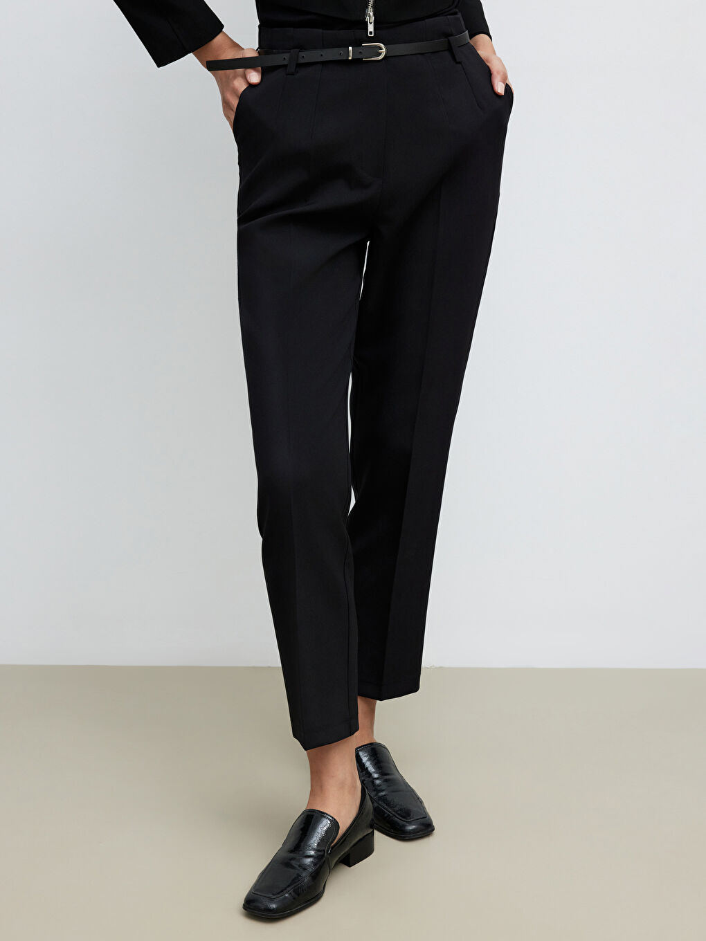 Siyah Beli Kemerli Havuç Kesim Kadın Pileli Pantolon-1