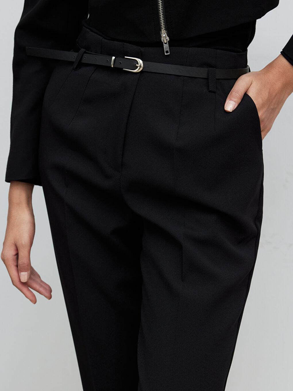 Siyah Beli Kemerli Havuç Kesim Kadın Pileli Pantolon-2