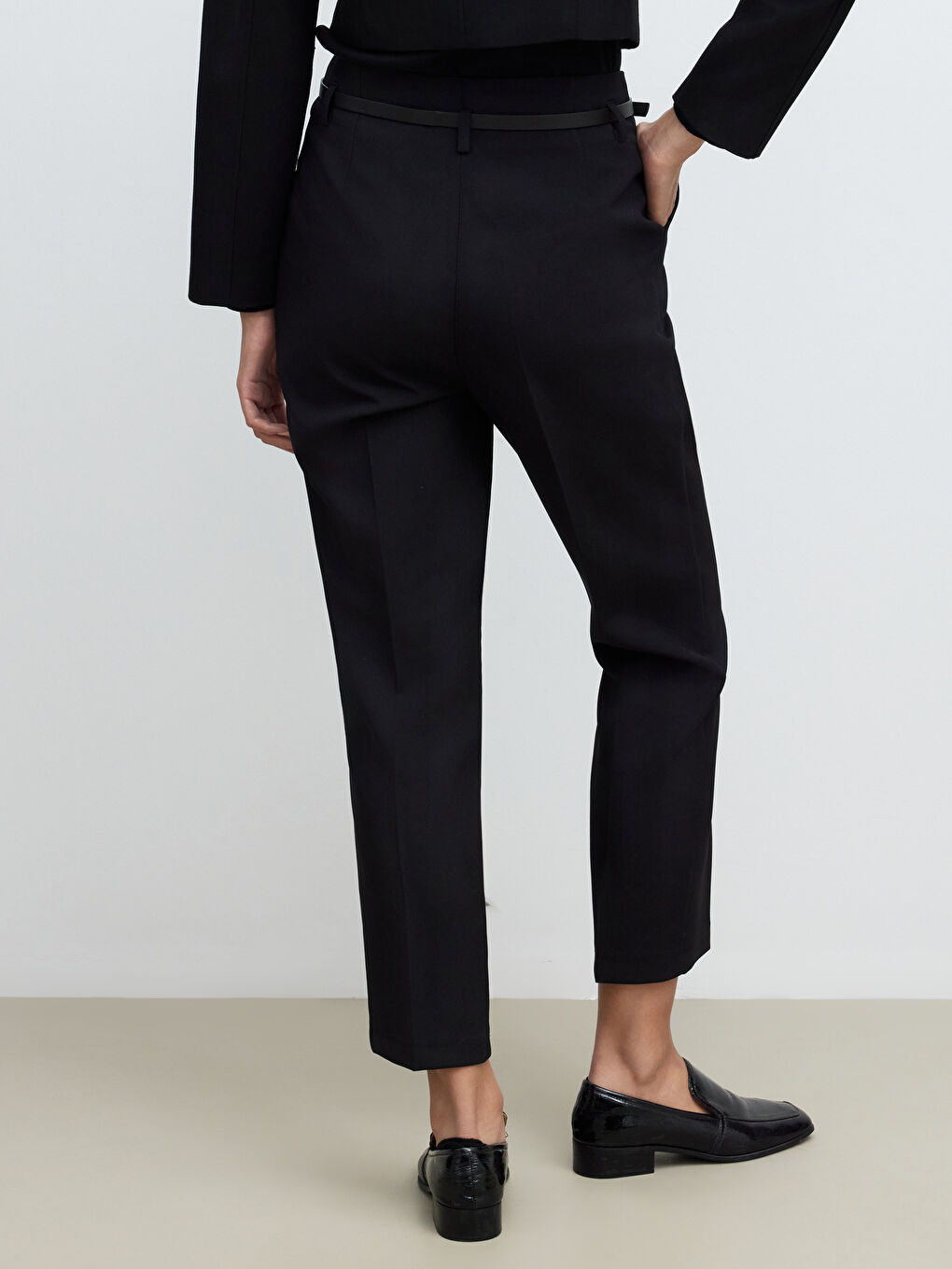 Siyah Beli Kemerli Havuç Kesim Kadın Pileli Pantolon-3
