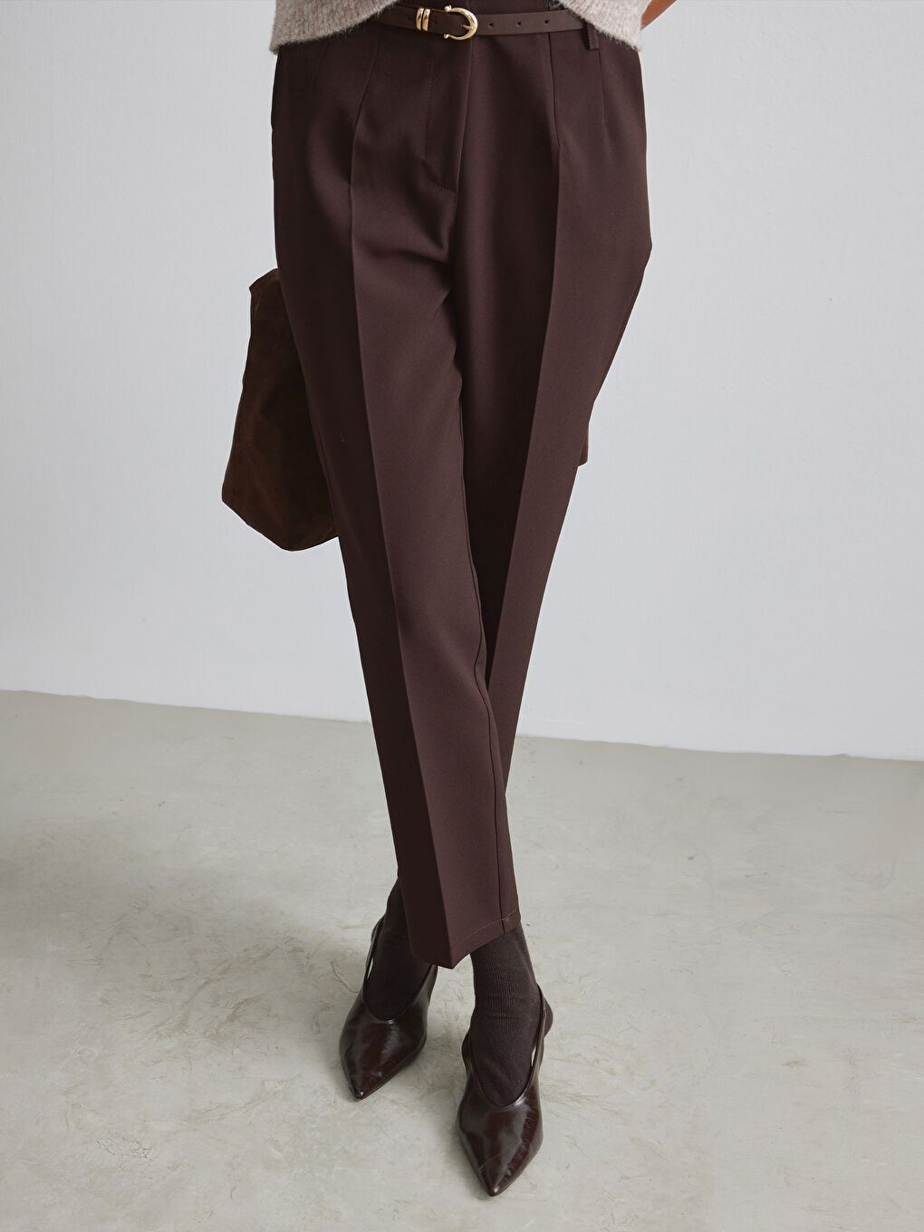 Kahverengi Beli Kemerli Havuç Kesim Kadın Pileli Pantolon-1