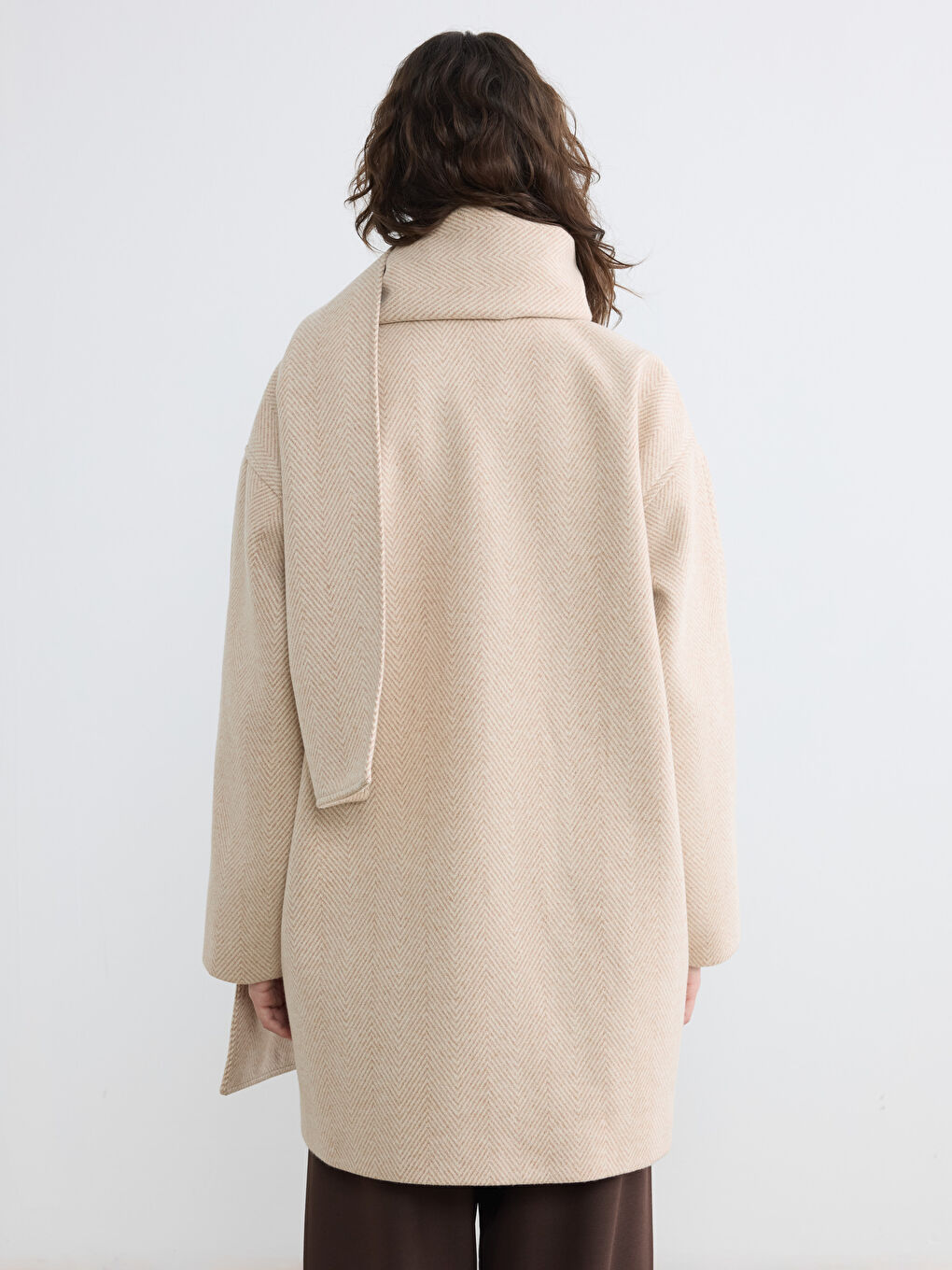 Bej Atkılı Dik Yaka Kadın Kaşe Kaban-4