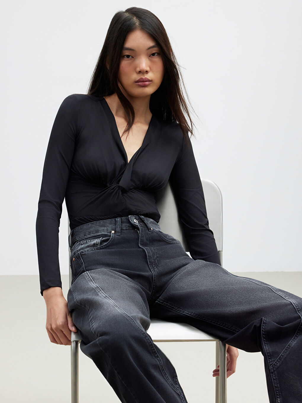 Siyah Kruvaze Yaka Büzgülü Bodysuit	