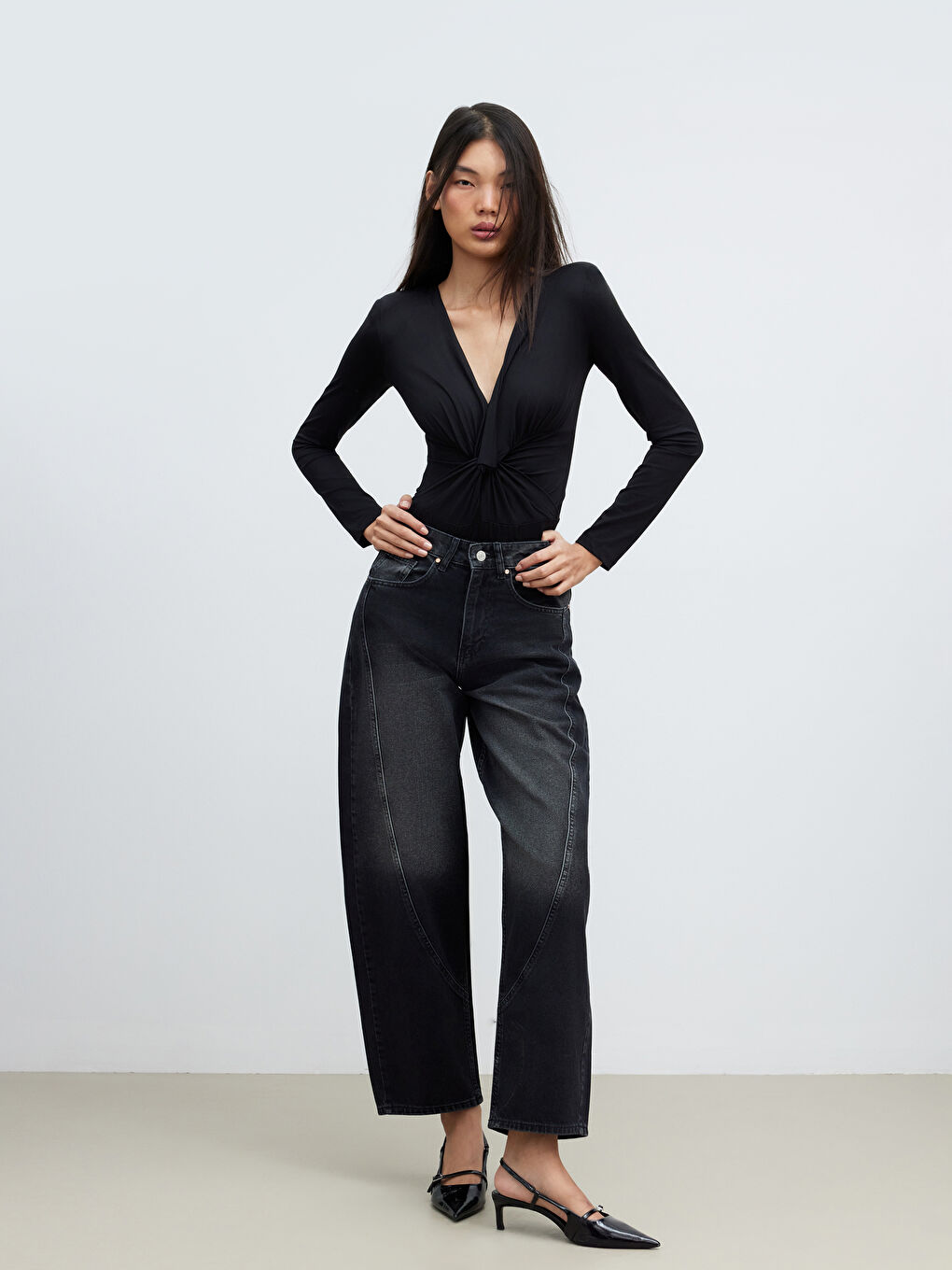 Siyah Kruvaze Yaka Büzgülü Bodysuit	-1