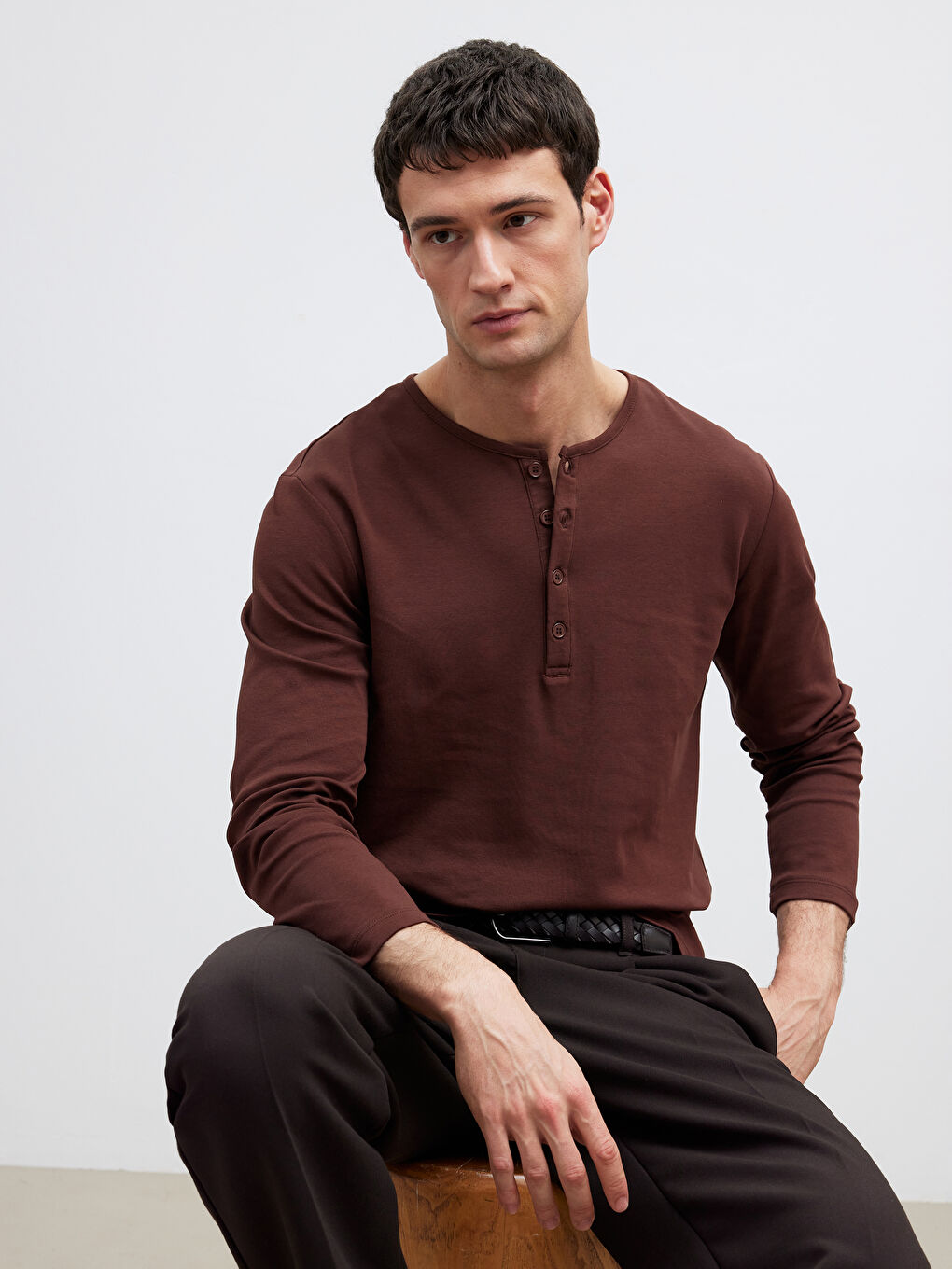 Kahverengi Düğmeli Bisiklet Yaka Yaka Uzun Kollu Erkek Tişört
