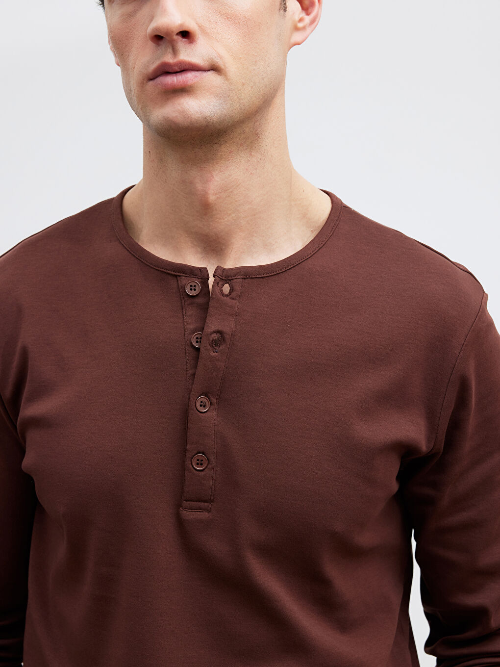 Kahverengi Düğmeli Bisiklet Yaka Yaka Uzun Kollu Erkek Tişört-2