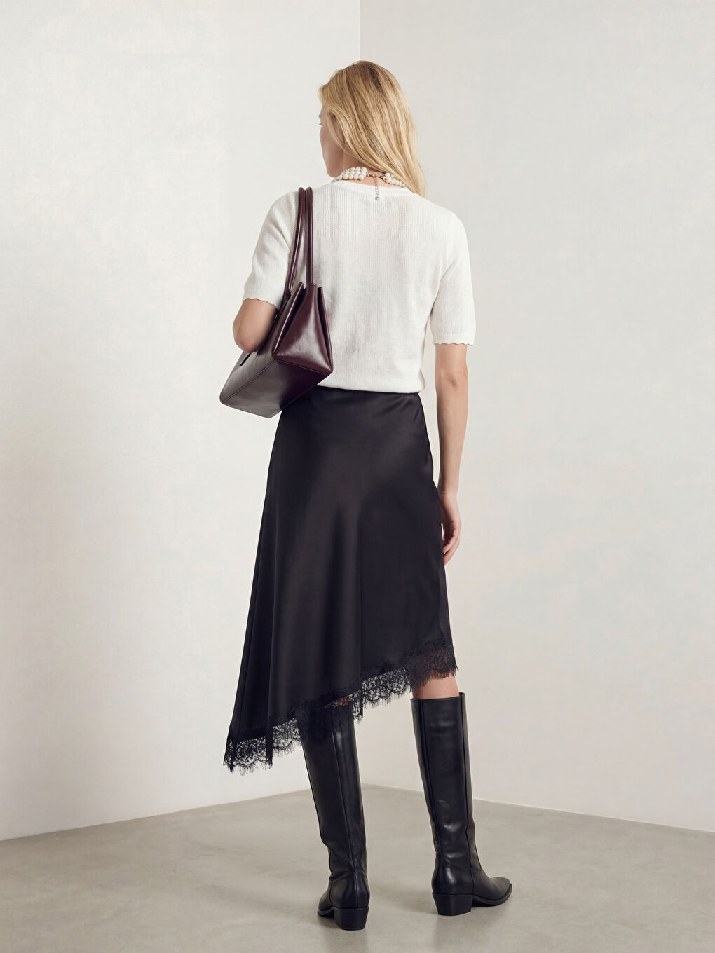 Siyah Dantel Detaylı Asimetrik Kesim Saten Etek-1