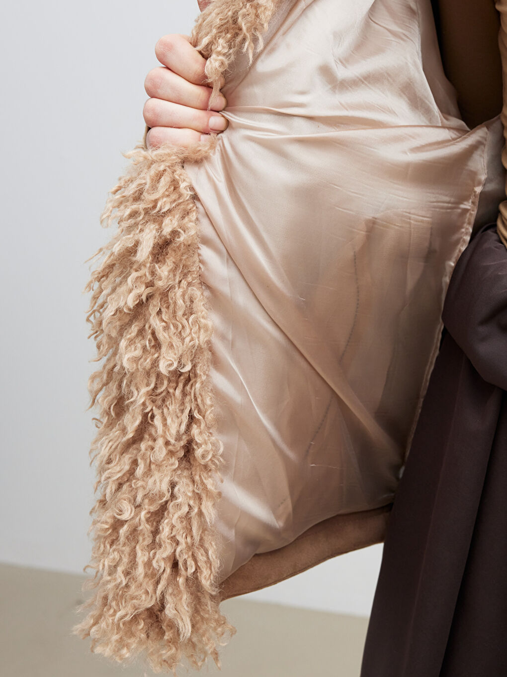 Bej Şal Yaka Kadın Süet Görünümlü Mont-3