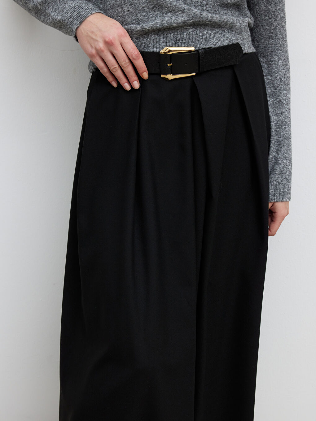 Siyah Beli Kemerli Pileli Etek-2