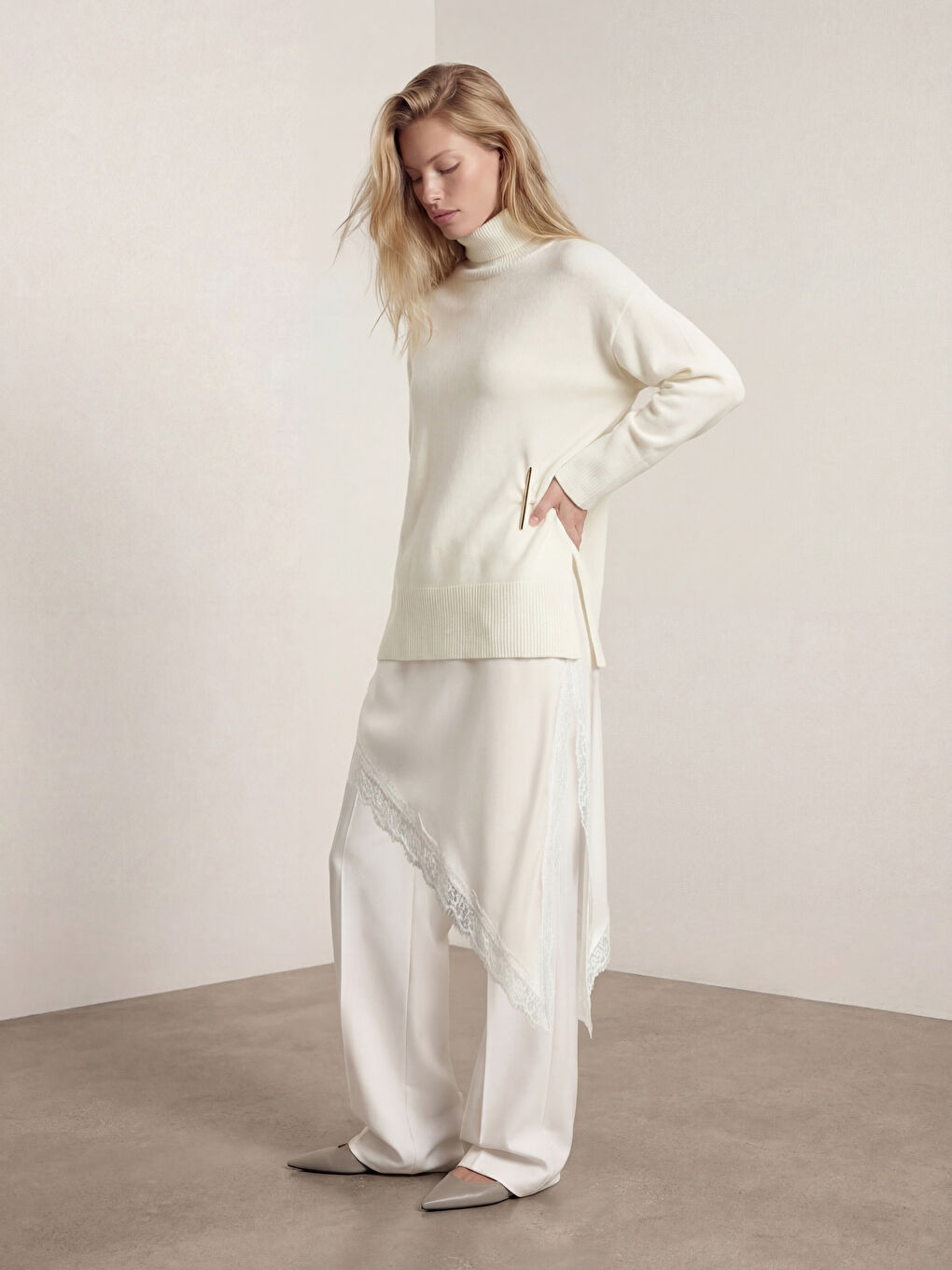 Ekru Balıkçı Yaka Metal Aksesuarlı Kadın Triko Kazak