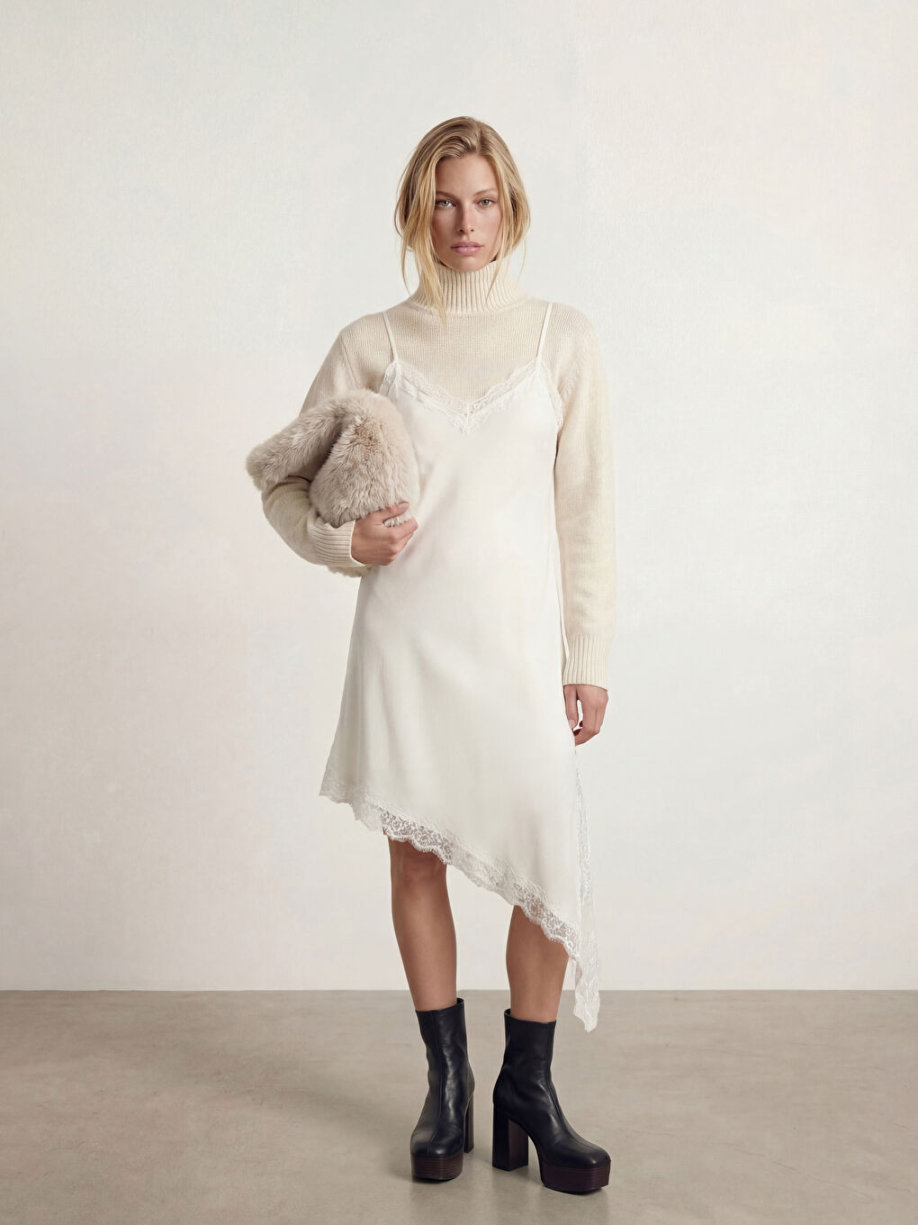 Ekru V Yaka Dantel Detaylı Saten Bluz