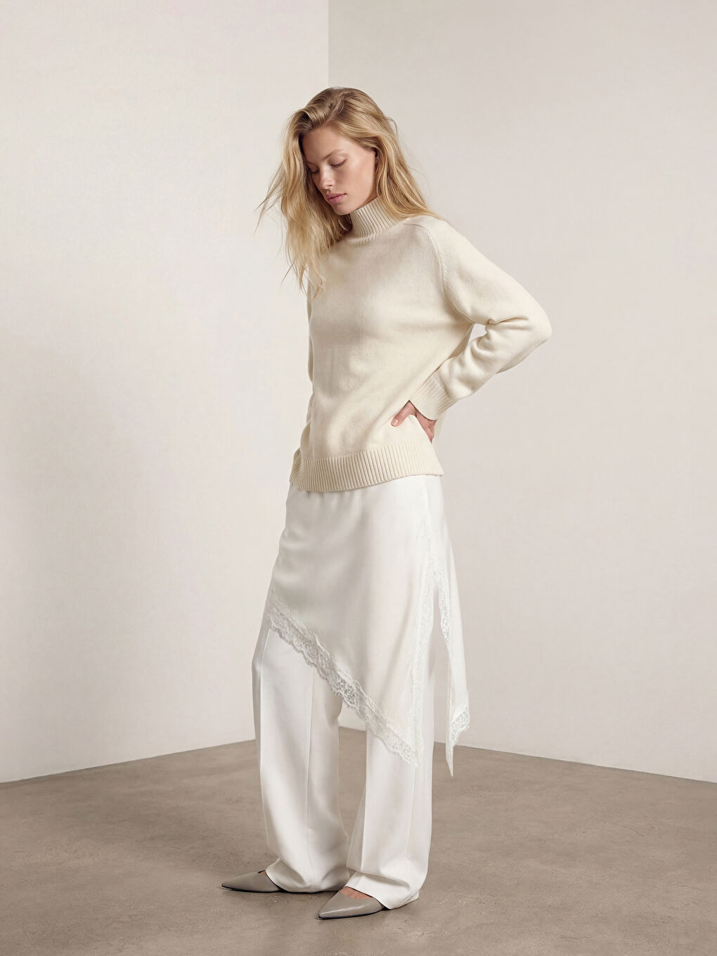 Ekru V Yaka Dantel Detaylı Saten Bluz-1