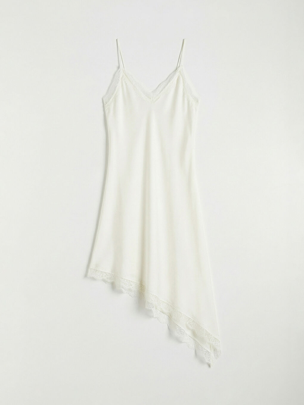 Ekru V Yaka Dantel Detaylı Saten Bluz-2