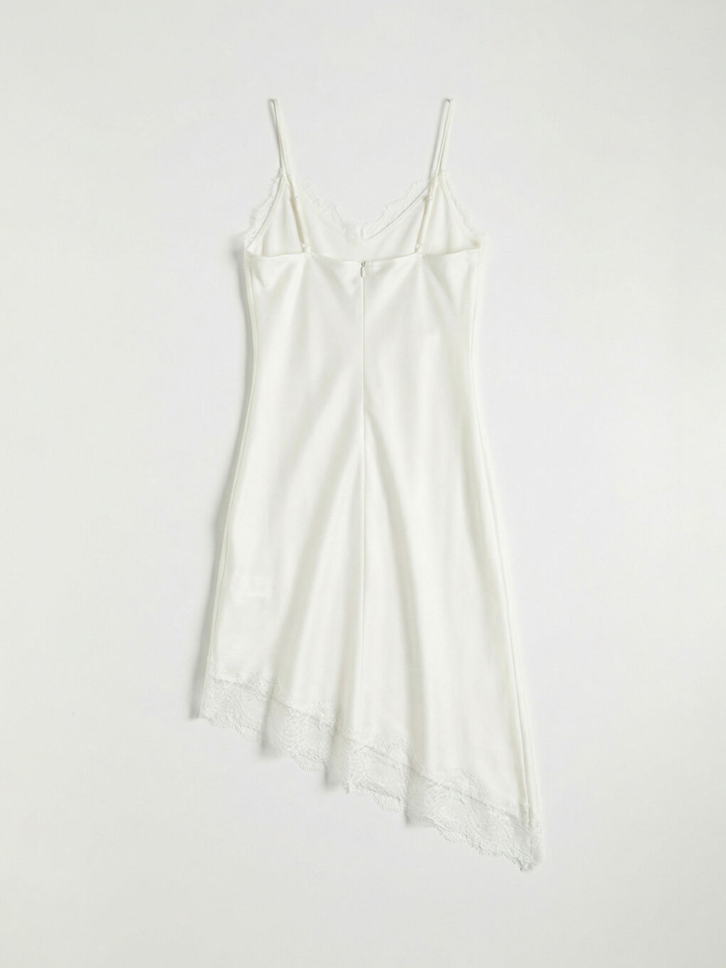 Ekru V Yaka Dantel Detaylı Saten Bluz-3