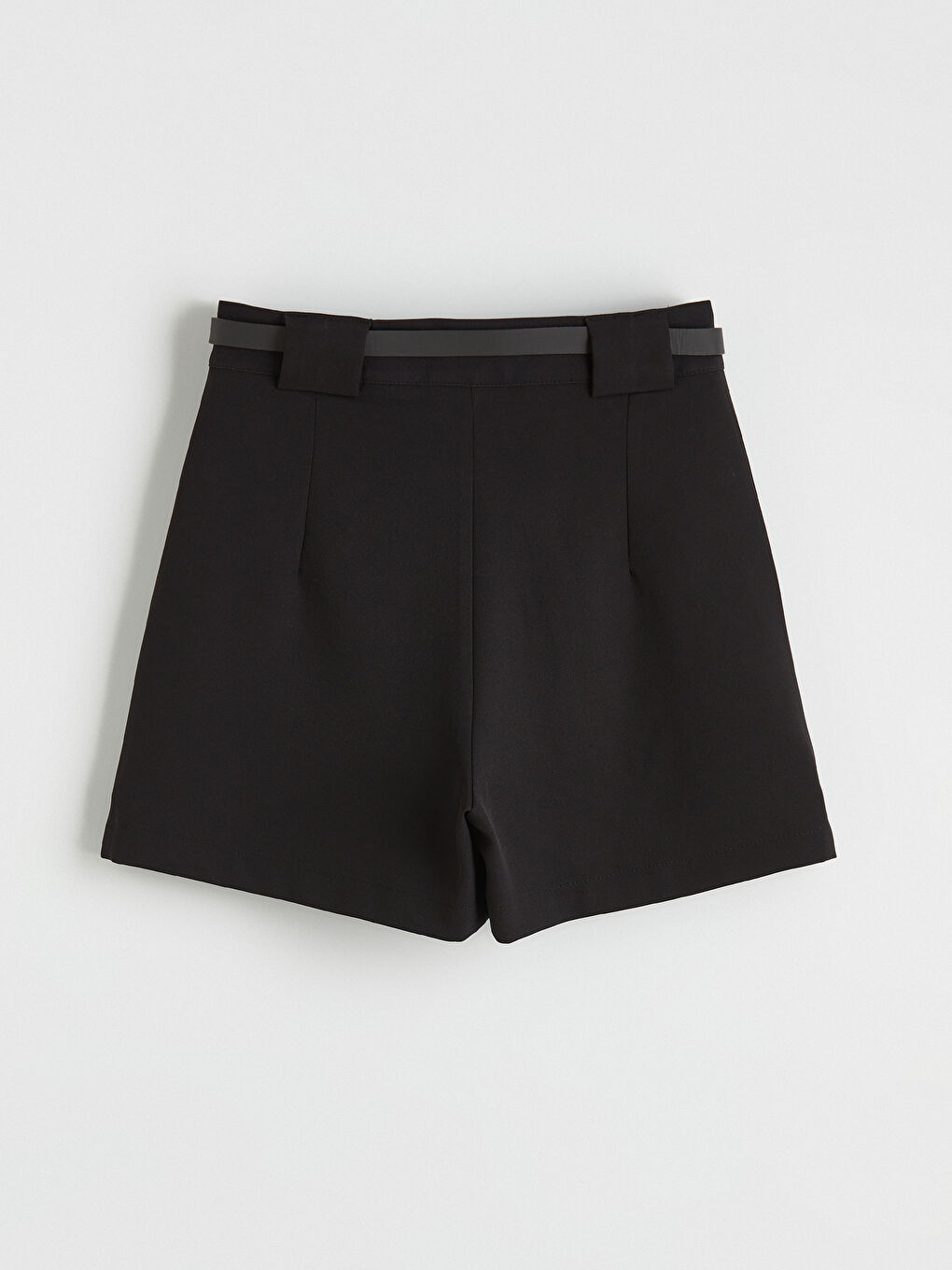 Siyah Yüksek Bel Kemerli Pileli Kadın Şort-5