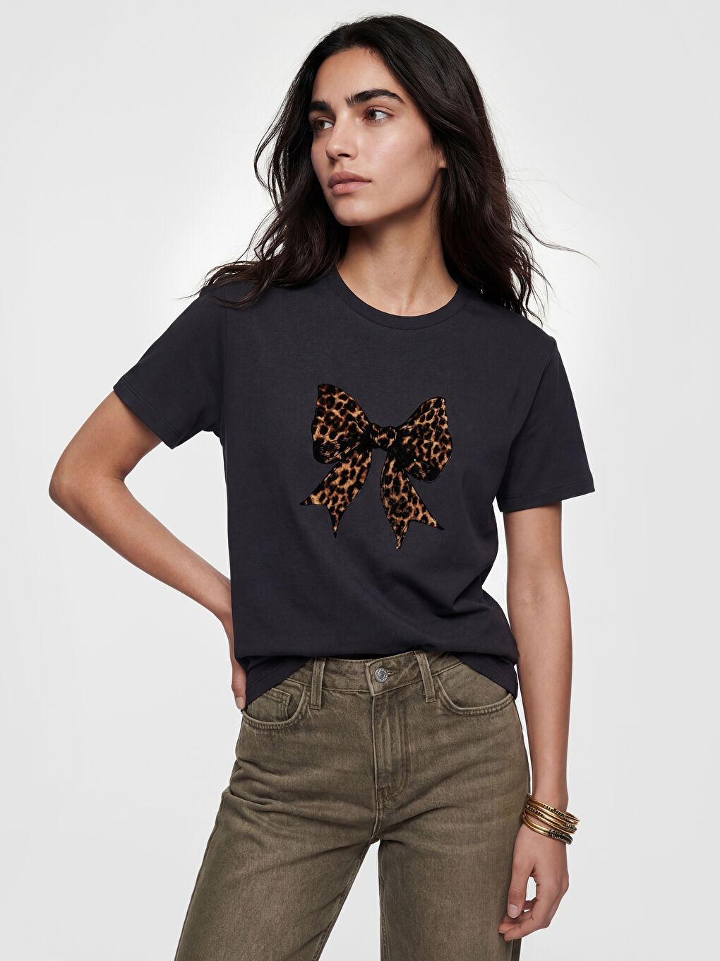 تیشێرتی ژنانه‌ چاپکراوی به‌ قه‌ڵپه‌ و قه‌ڵاوی قڕ