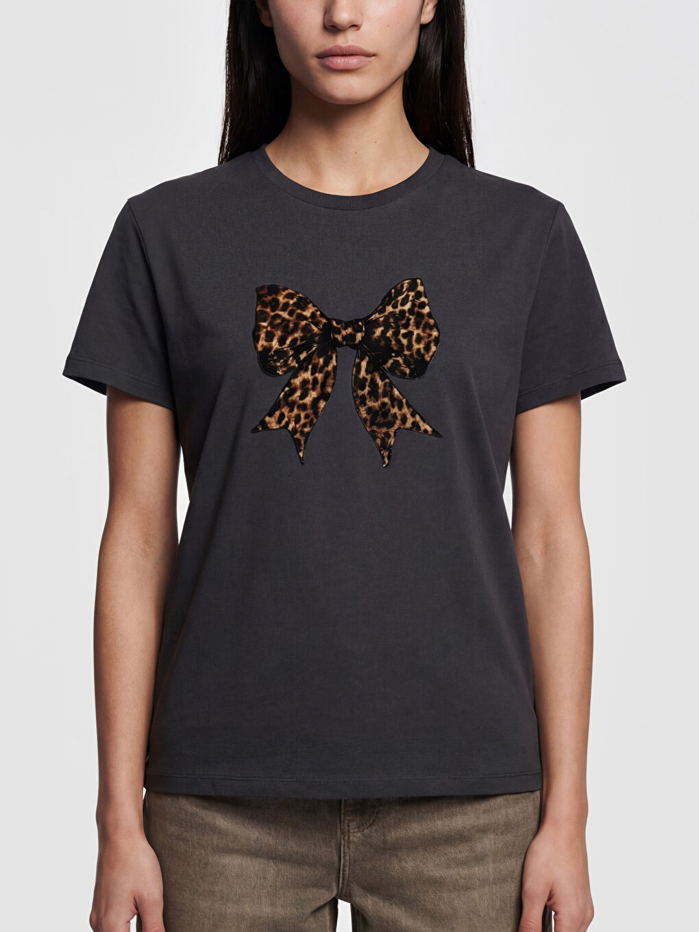 تیشێرتی ژنانه‌ چاپکراوی به‌ قه‌ڵپه‌ و قه‌ڵاوی قڕ-3