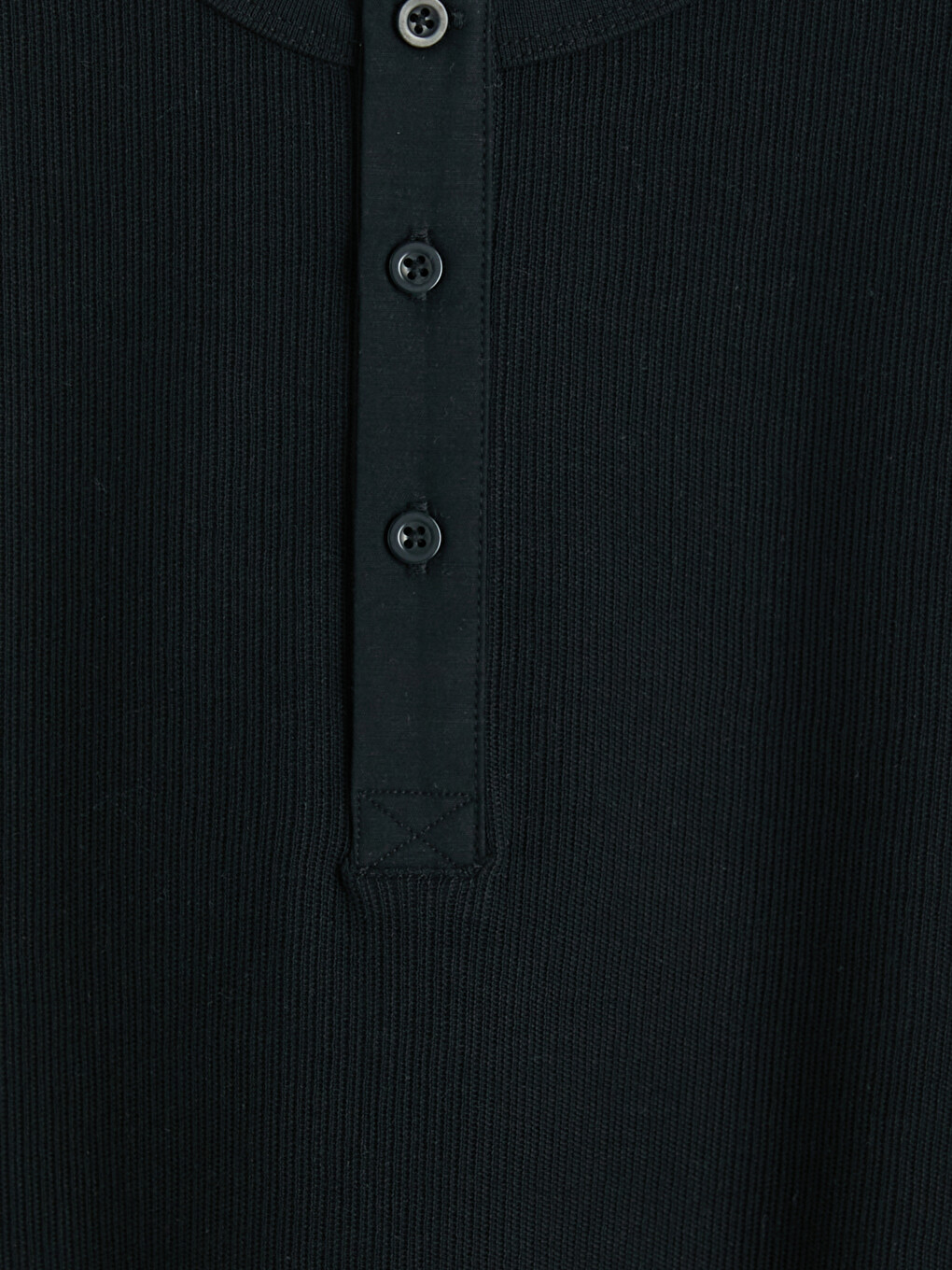 Siyah Henley Yaka Regular Fit Erkek Tişört-1