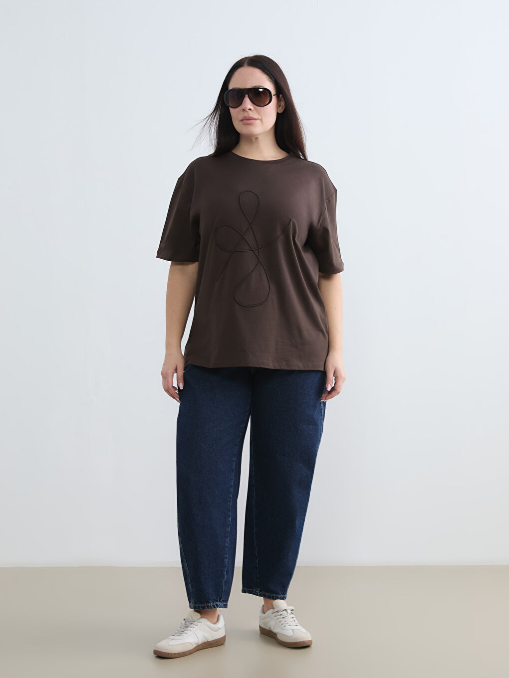 Kahverengi Bisiklet Yaka Nakışlı Kadın Tişört-5