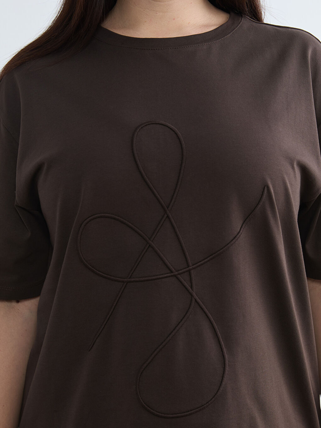 Kahverengi Bisiklet Yaka Nakışlı Kadın Tişört-6