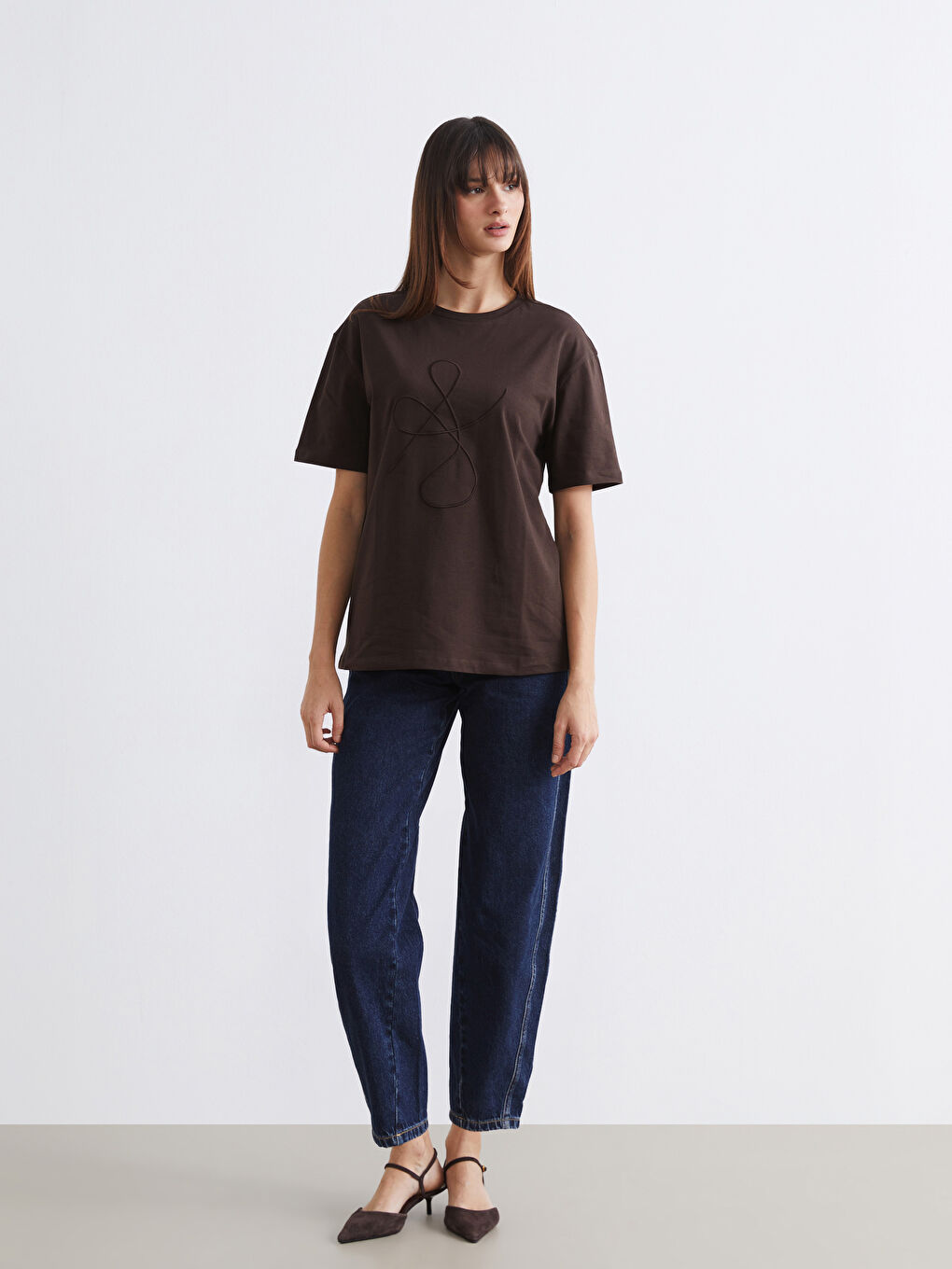 Kahverengi Bisiklet Yaka Nakışlı Kadın Tişört-2