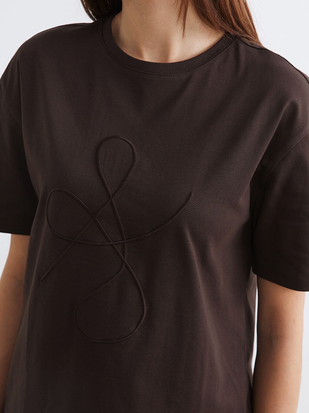 Kahverengi Bisiklet Yaka Nakışlı Kadın Tişört-3