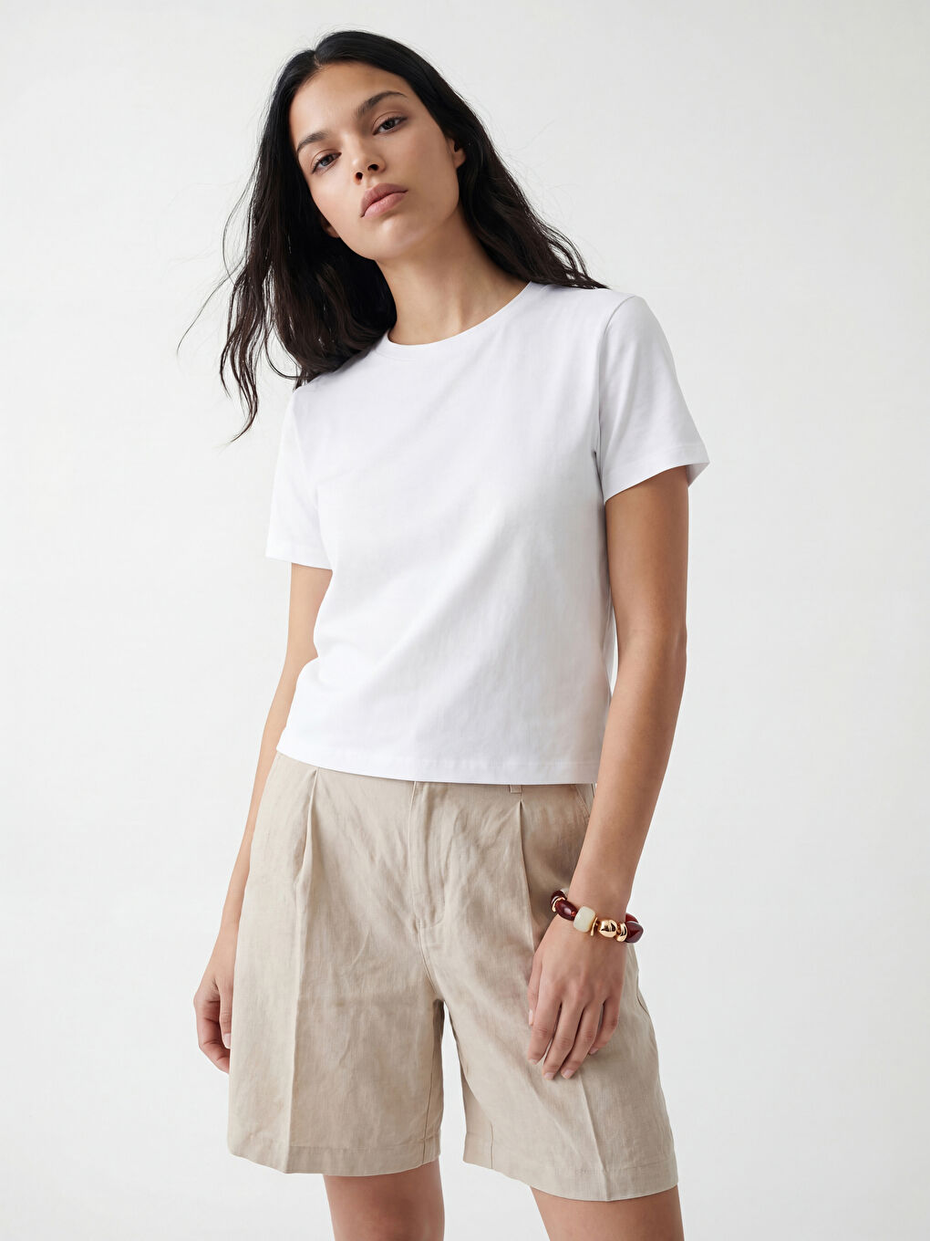 Beyaz Bisiklet Yaka Kadın Tişört