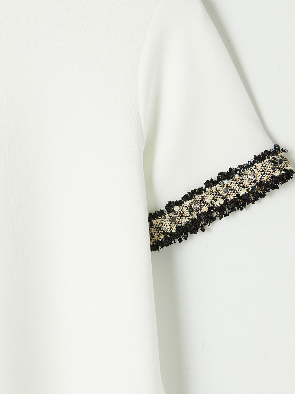 Beyaz Bisiklet Yaka Nakışlı Bluz-2