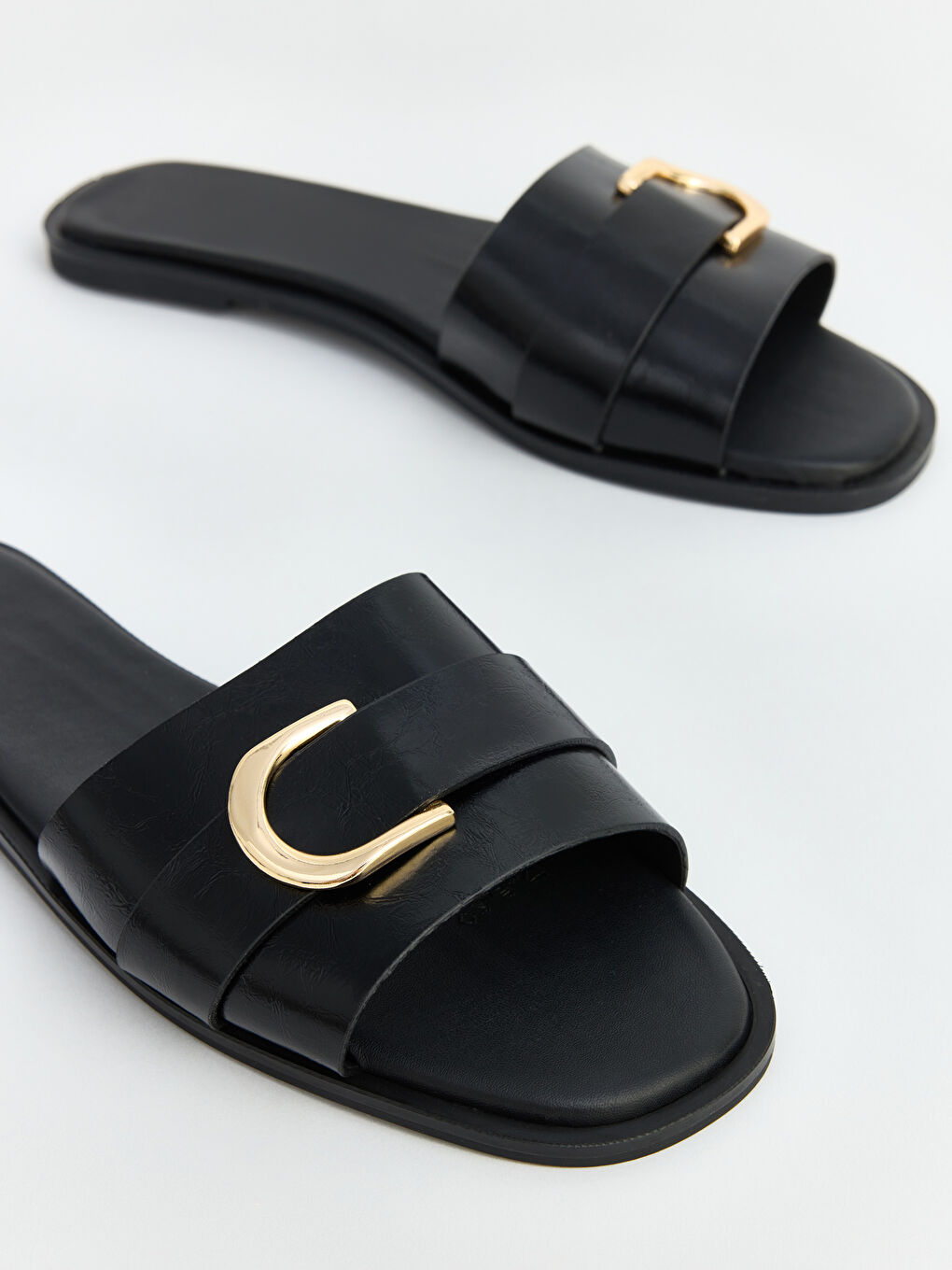 Siyah Deri Görünümlü Kadın Terlik-2