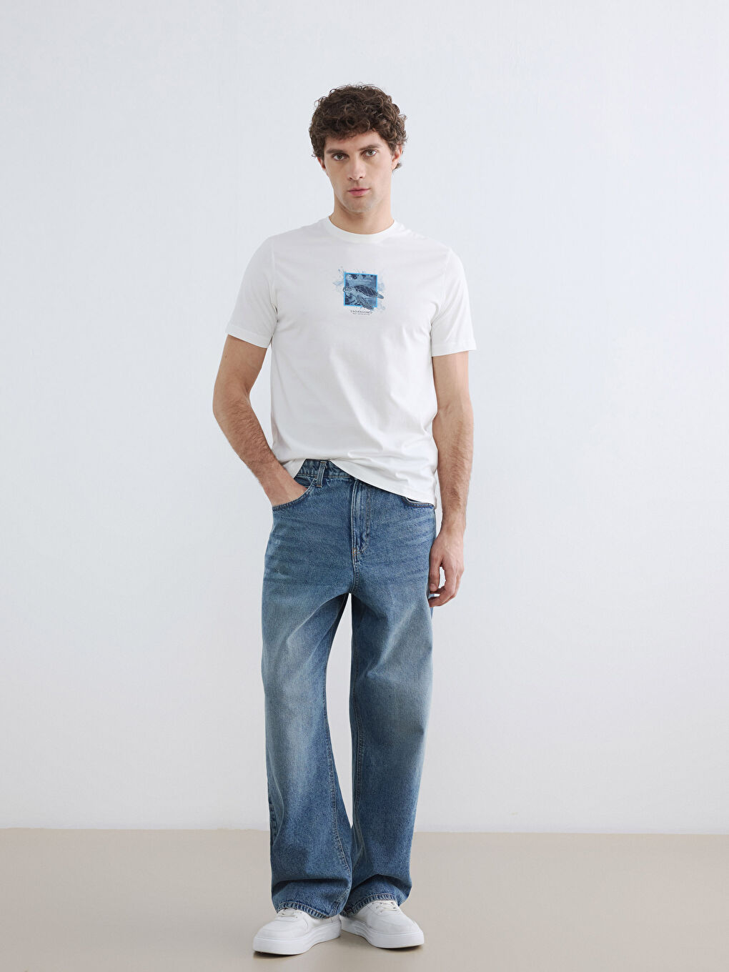 Beyaz Bisiklet Yaka Baskılı Erkek Tişört-1