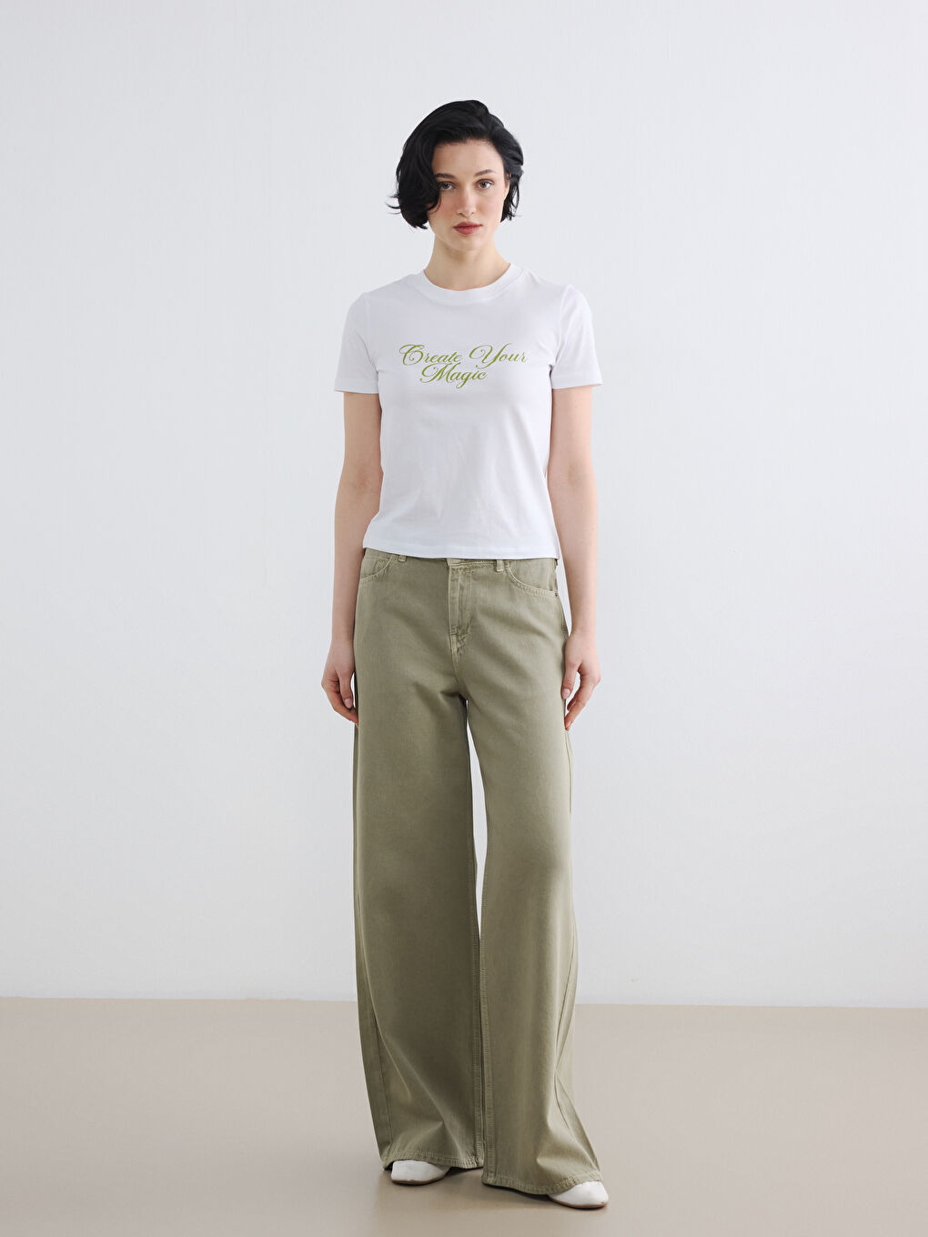 Beyaz Bisiklet Yaka Baskılı Kadın Tişört-1