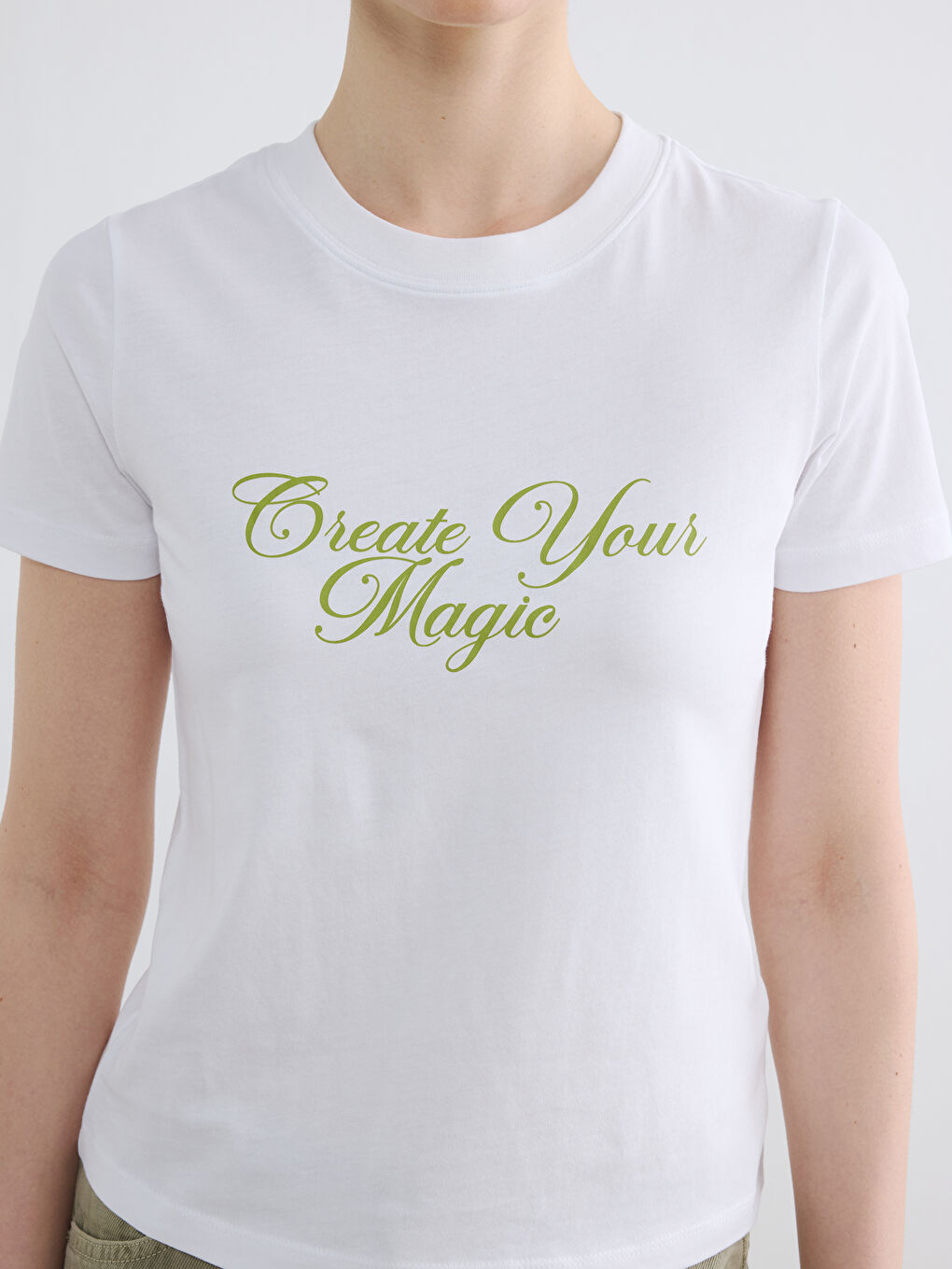 Beyaz Bisiklet Yaka Baskılı Kadın Tişört-2