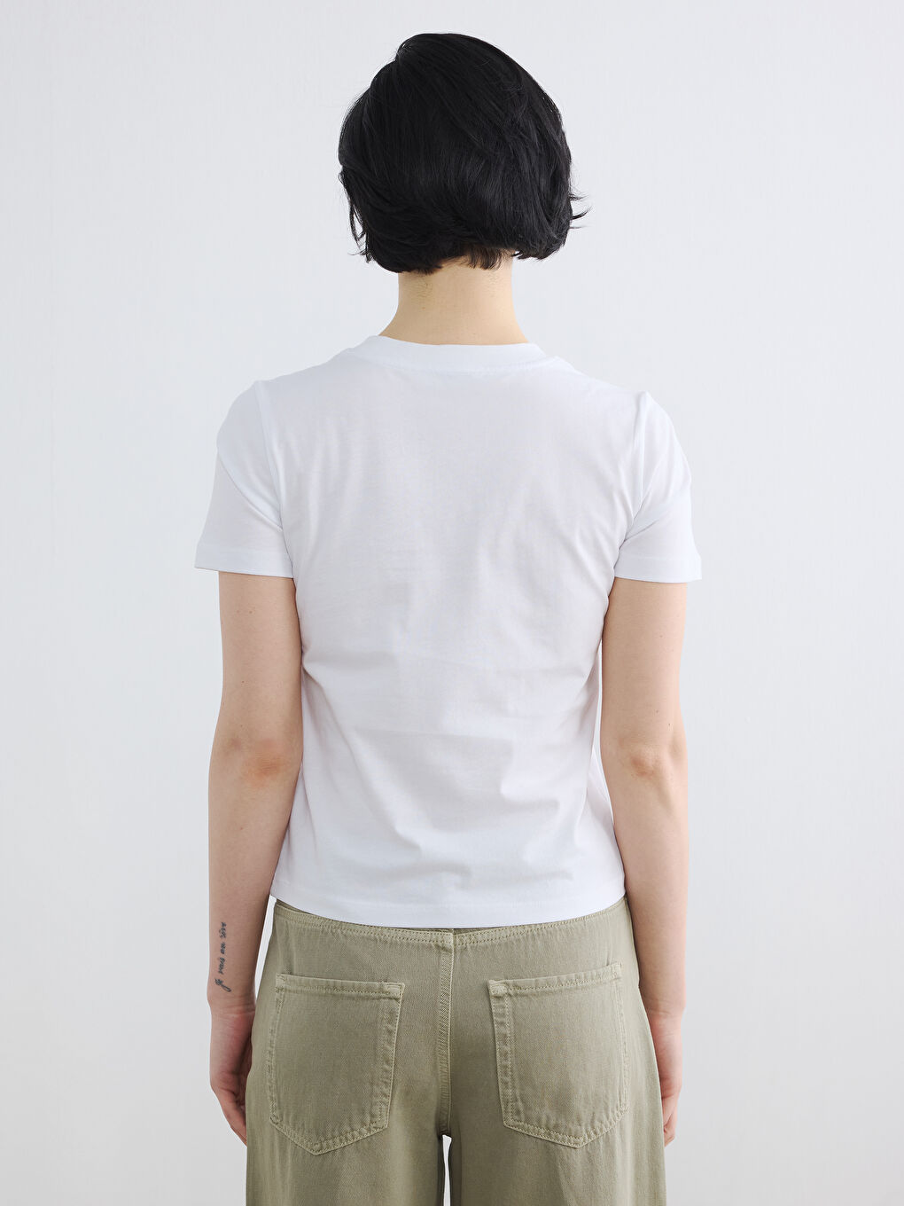 Beyaz Bisiklet Yaka Baskılı Kadın Tişört-3