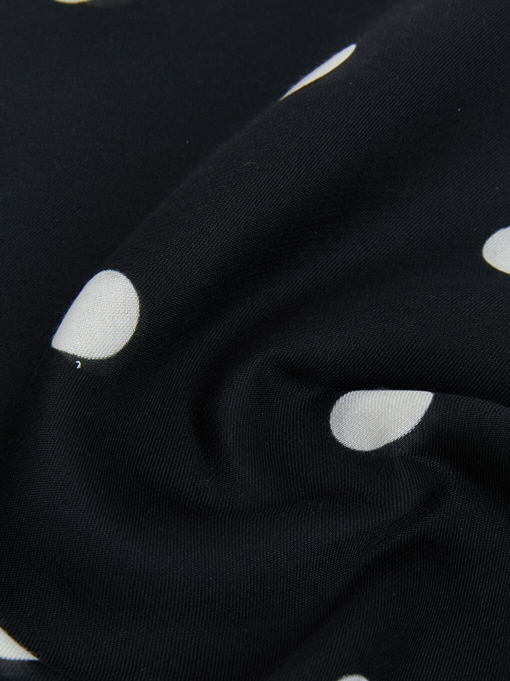 Siyah Puantiyeli Kadın Şal-3