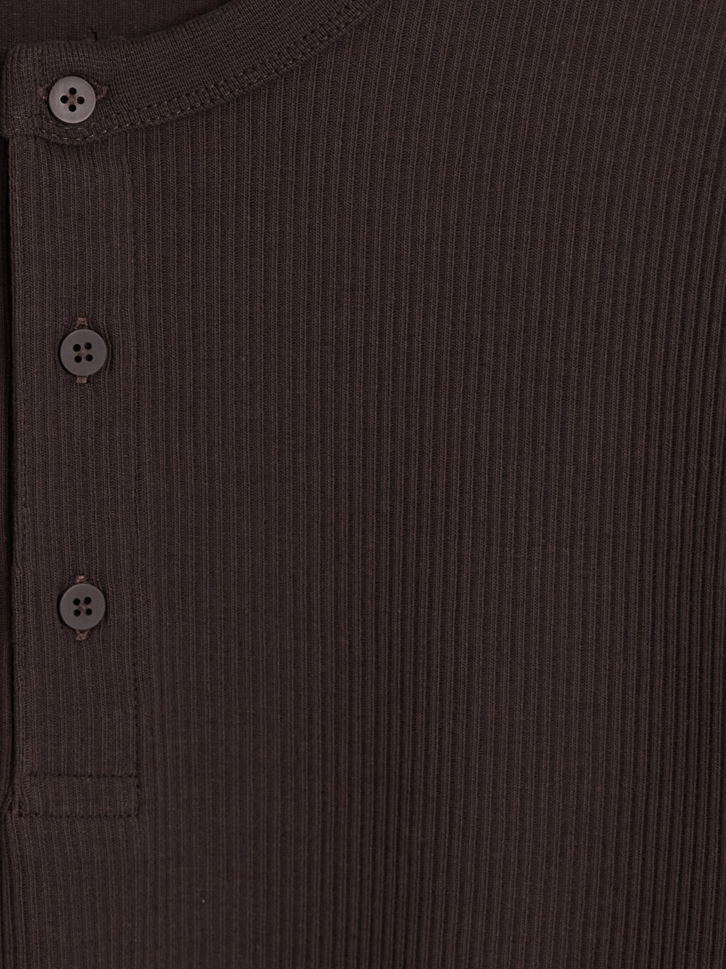 Kahverengi Henley Yaka Erkek Tişört-1