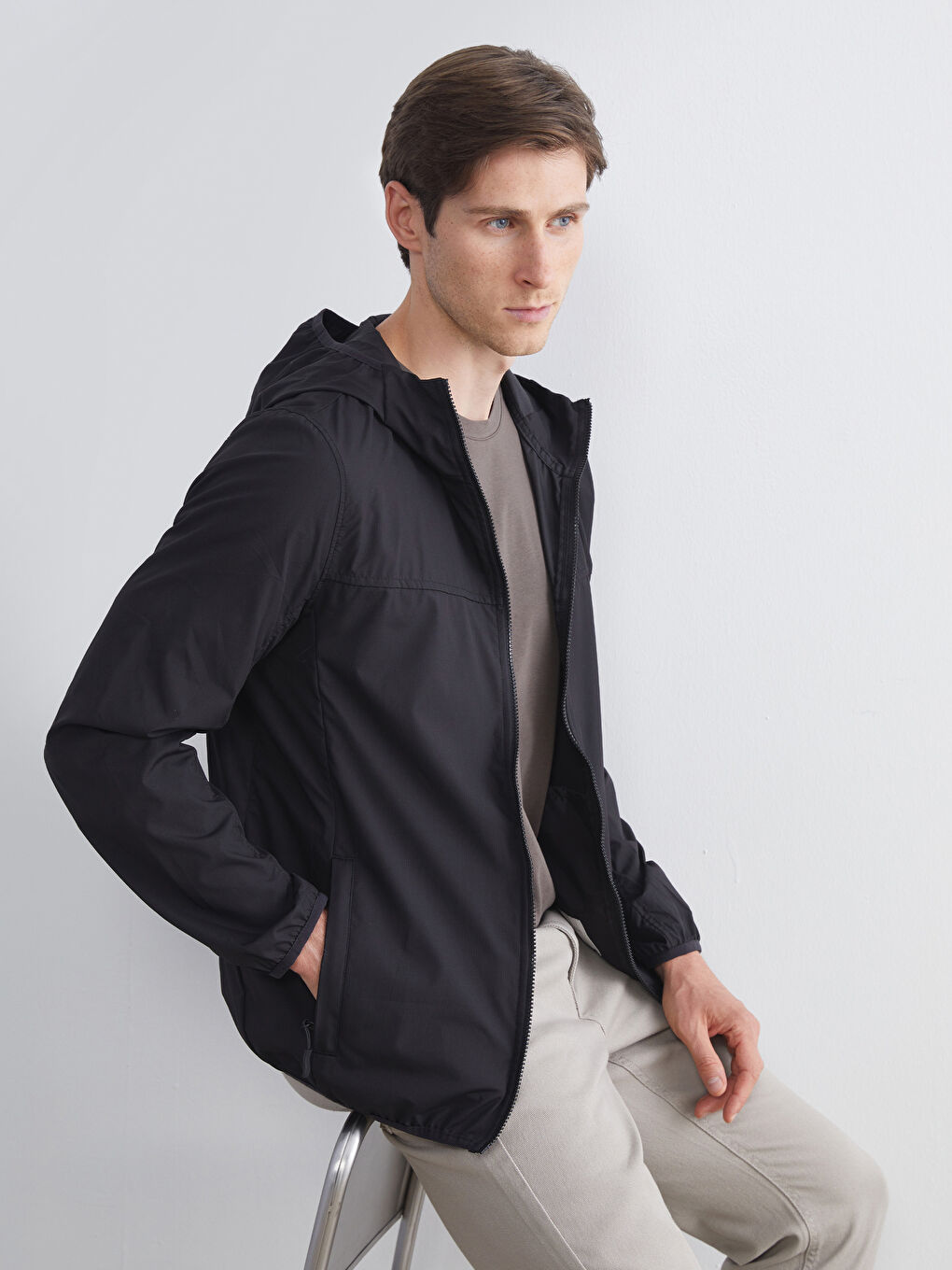 Siyah Standart Kalıp Kapüşonlu Erkek Yağmurluk