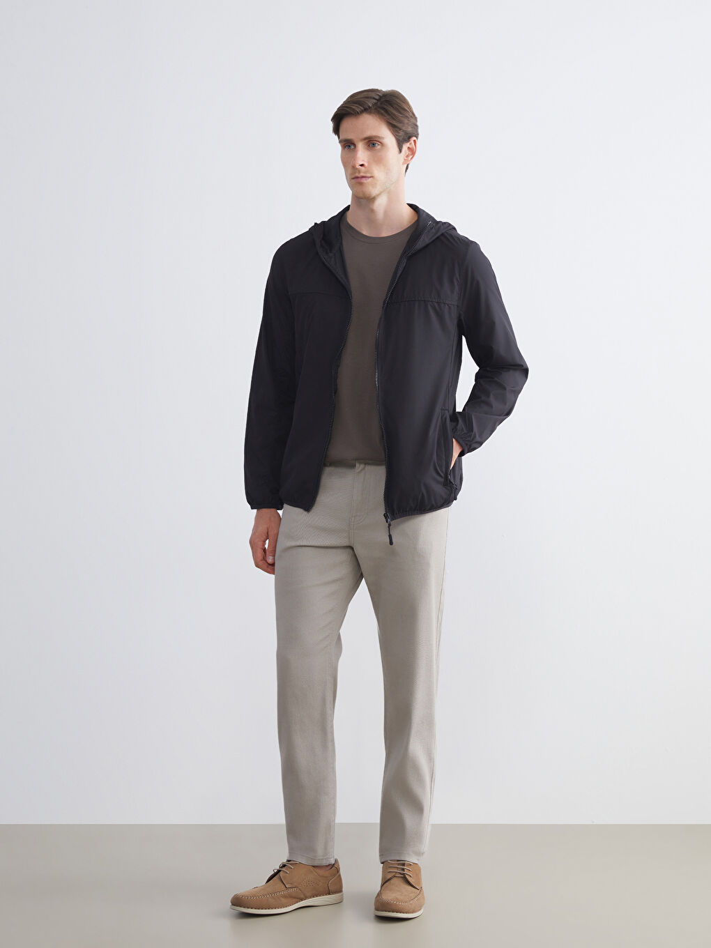 Siyah Standart Kalıp Kapüşonlu Erkek Yağmurluk-1