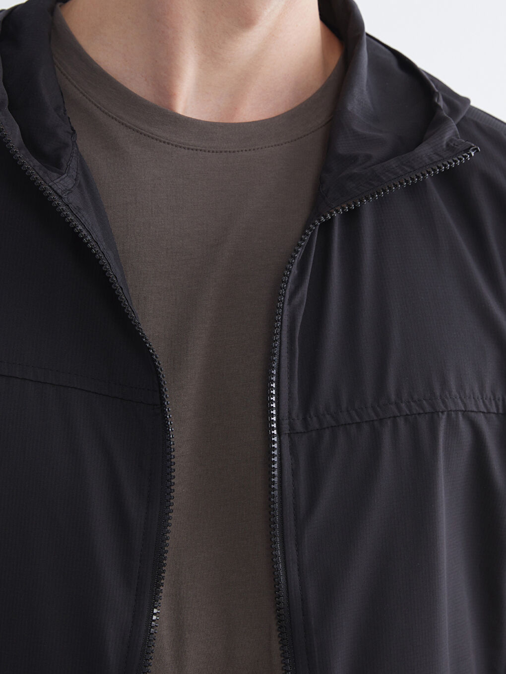 Siyah Standart Kalıp Kapüşonlu Erkek Yağmurluk-2