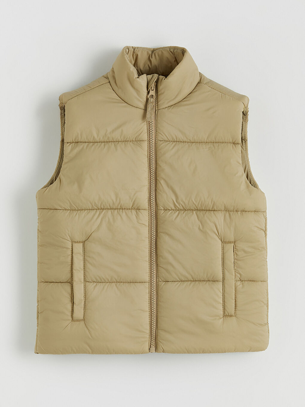 Пухена жилетка за момче с яка тип фуния