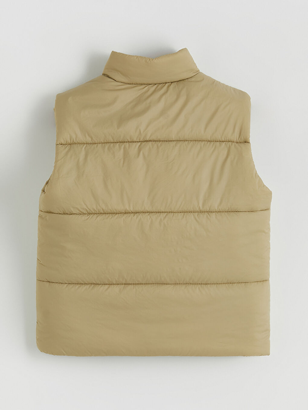 Пухена жилетка за момче с яка тип фуния-2