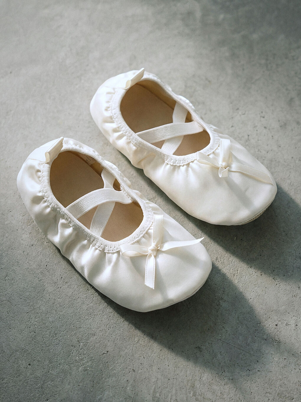 Ekru Fiyonk Detaylı Kız Çocuk Pisi Pisi Ayakkabı