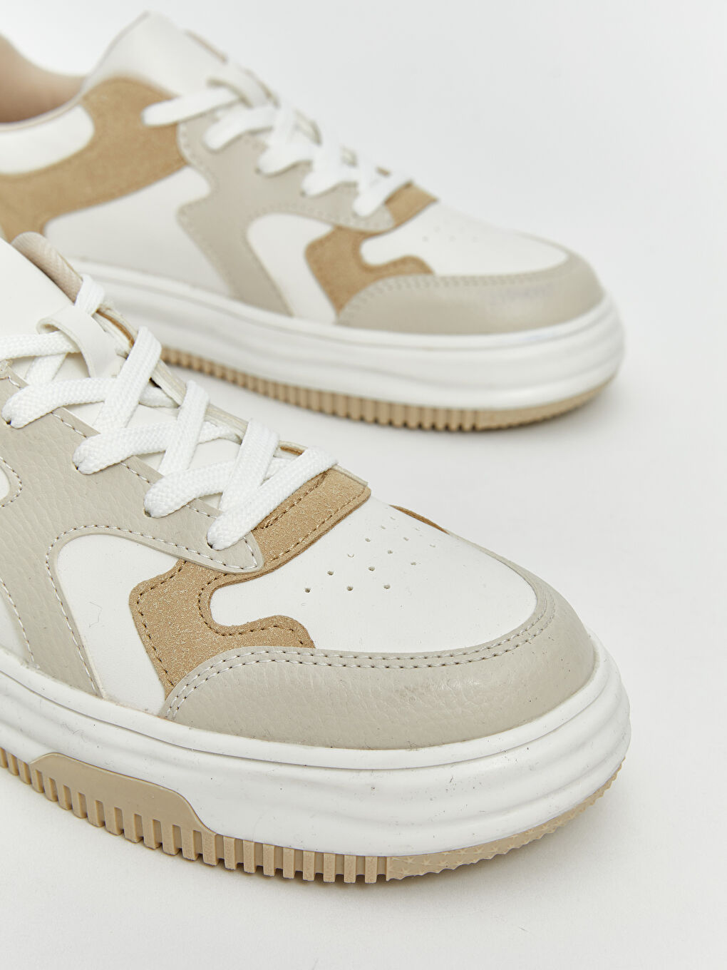 Bej Deri Görünümlü Kadın Spor Ayakkabı-2