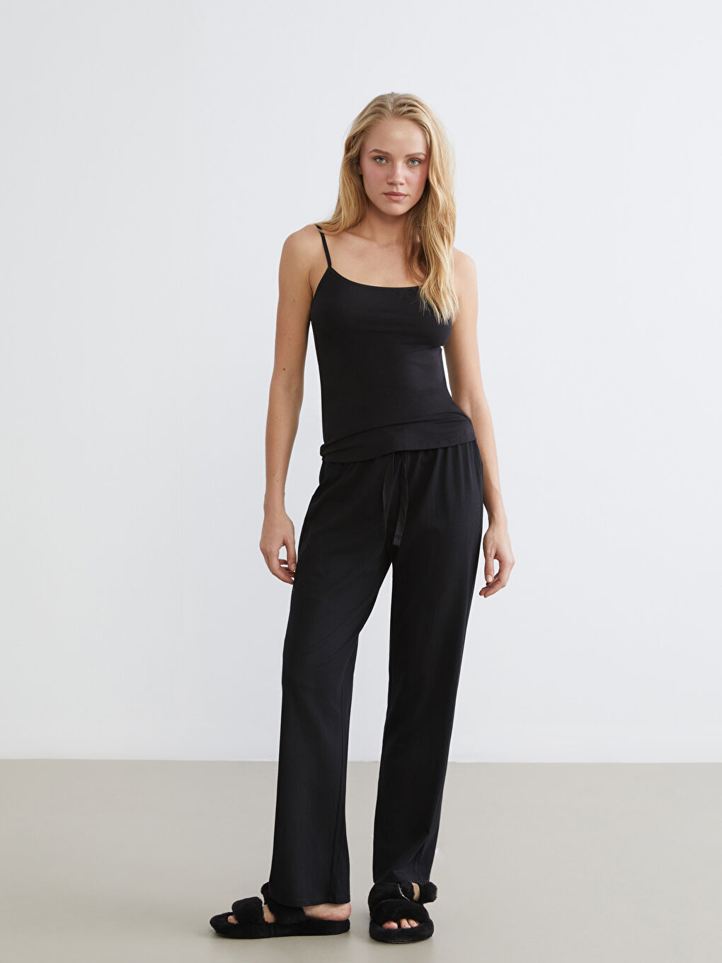 Siyah U Yaka Askılı Kadın Atlet-1