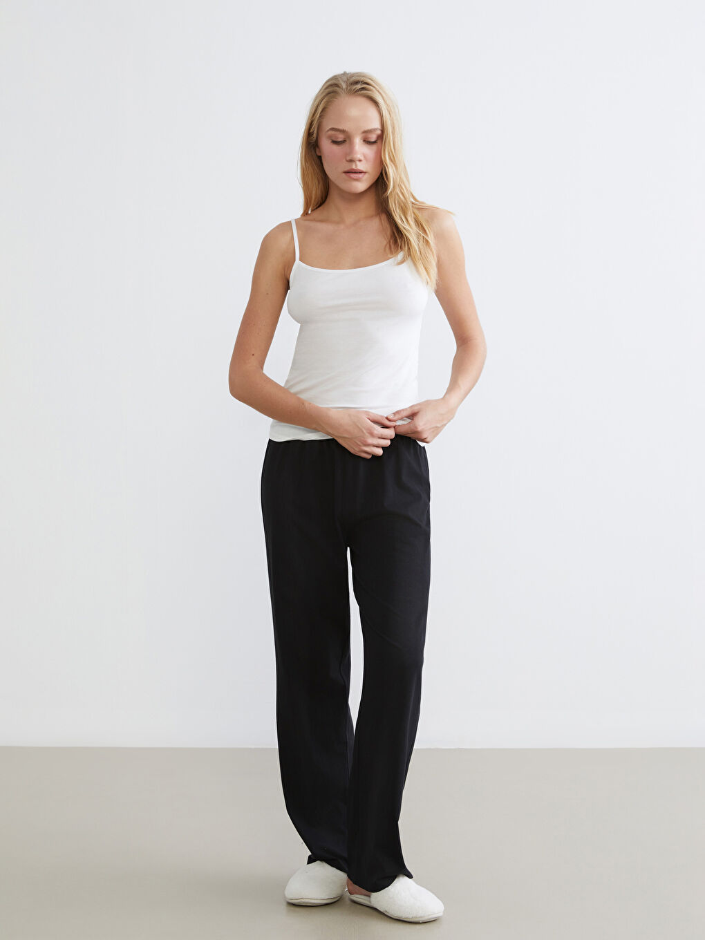 Beyaz U Yaka Askılı Kadın Atlet-1