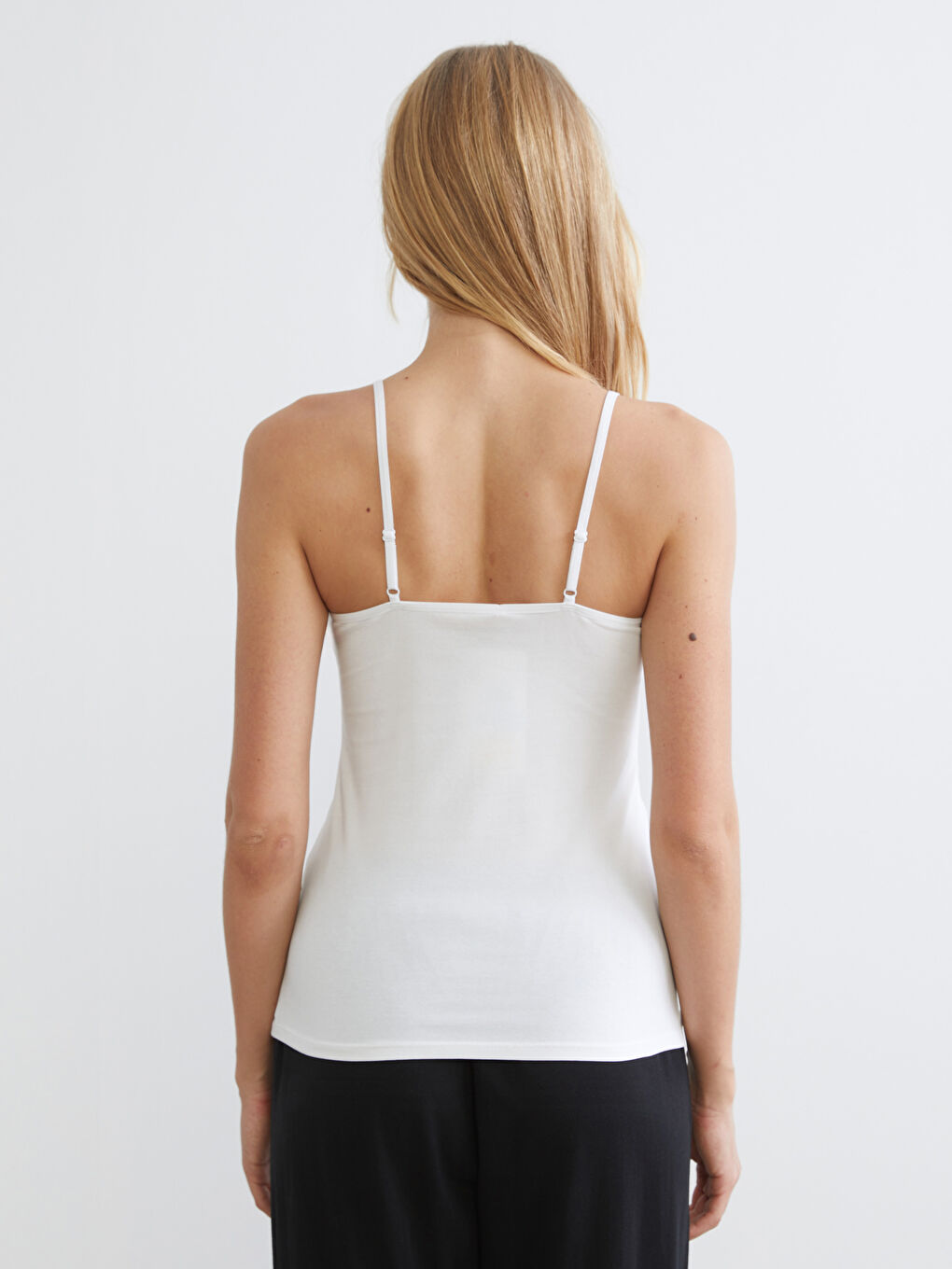 Beyaz U Yaka Askılı Kadın Atlet-3