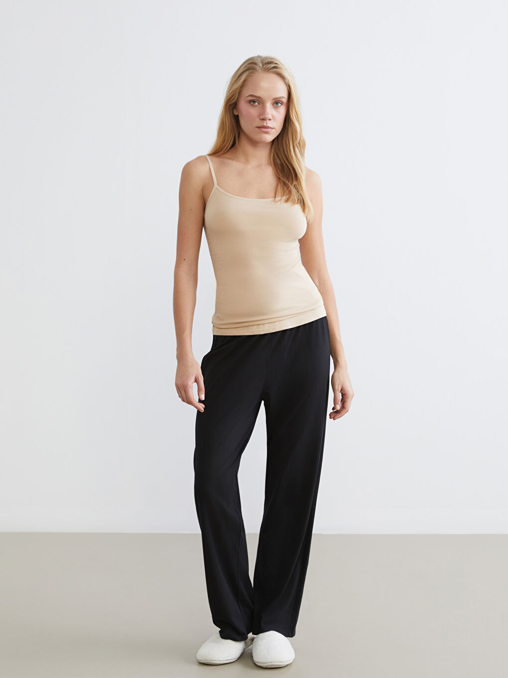 Женская майка на бретелях с U-образным вырезом-1