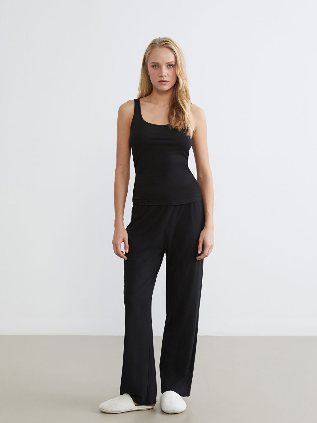 Siyah U Yaka Kadın Atlet-1