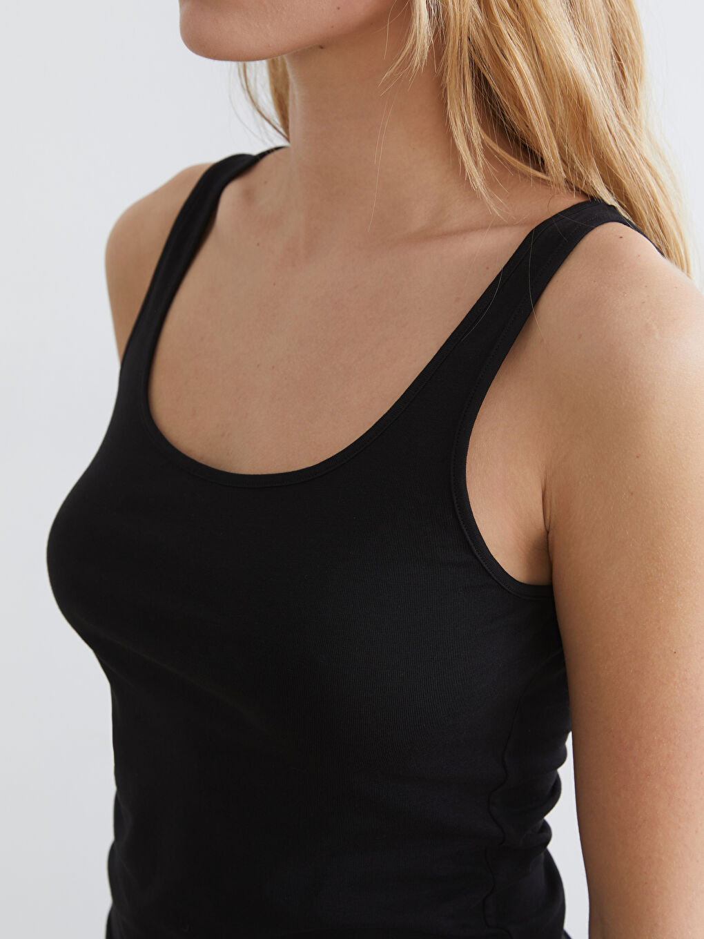 Siyah U Yaka Kadın Atlet-2