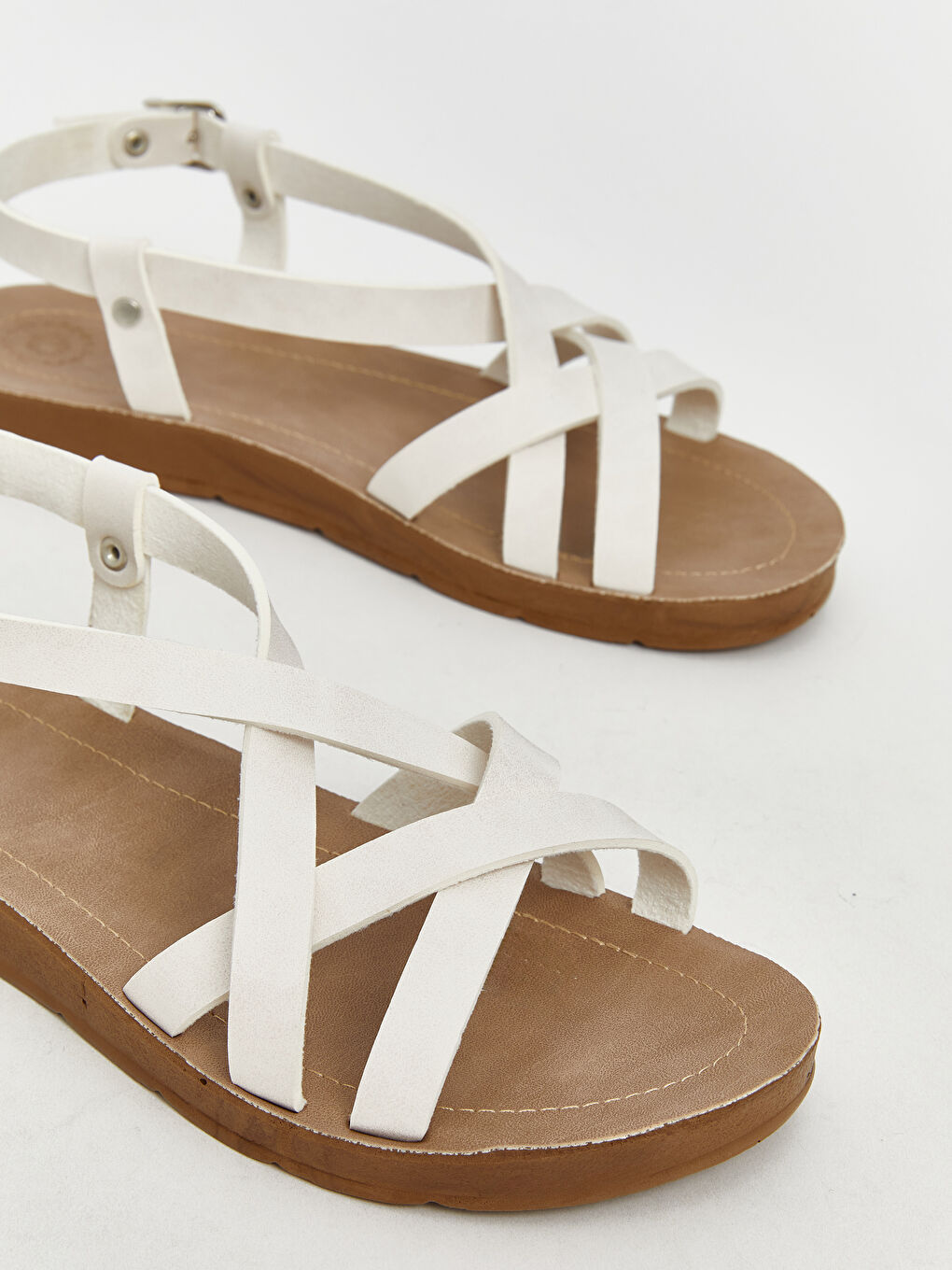Beyaz Çapraz Bantlı Kadın Sandalet-2