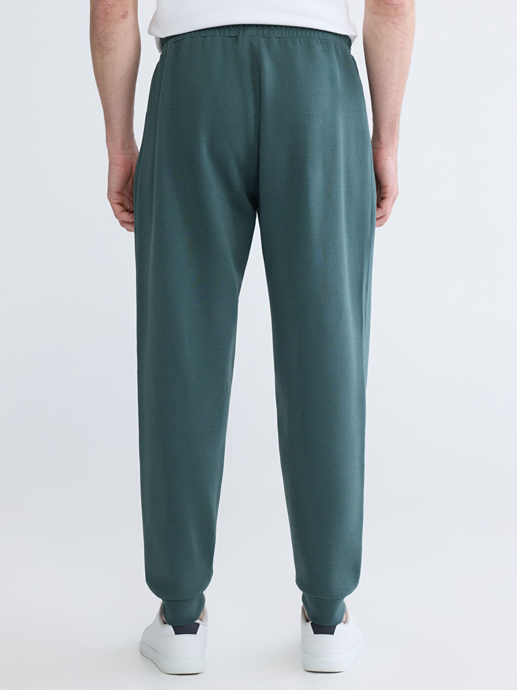 Men's Thick Jogger Sweatpants in a Regular Fit-3