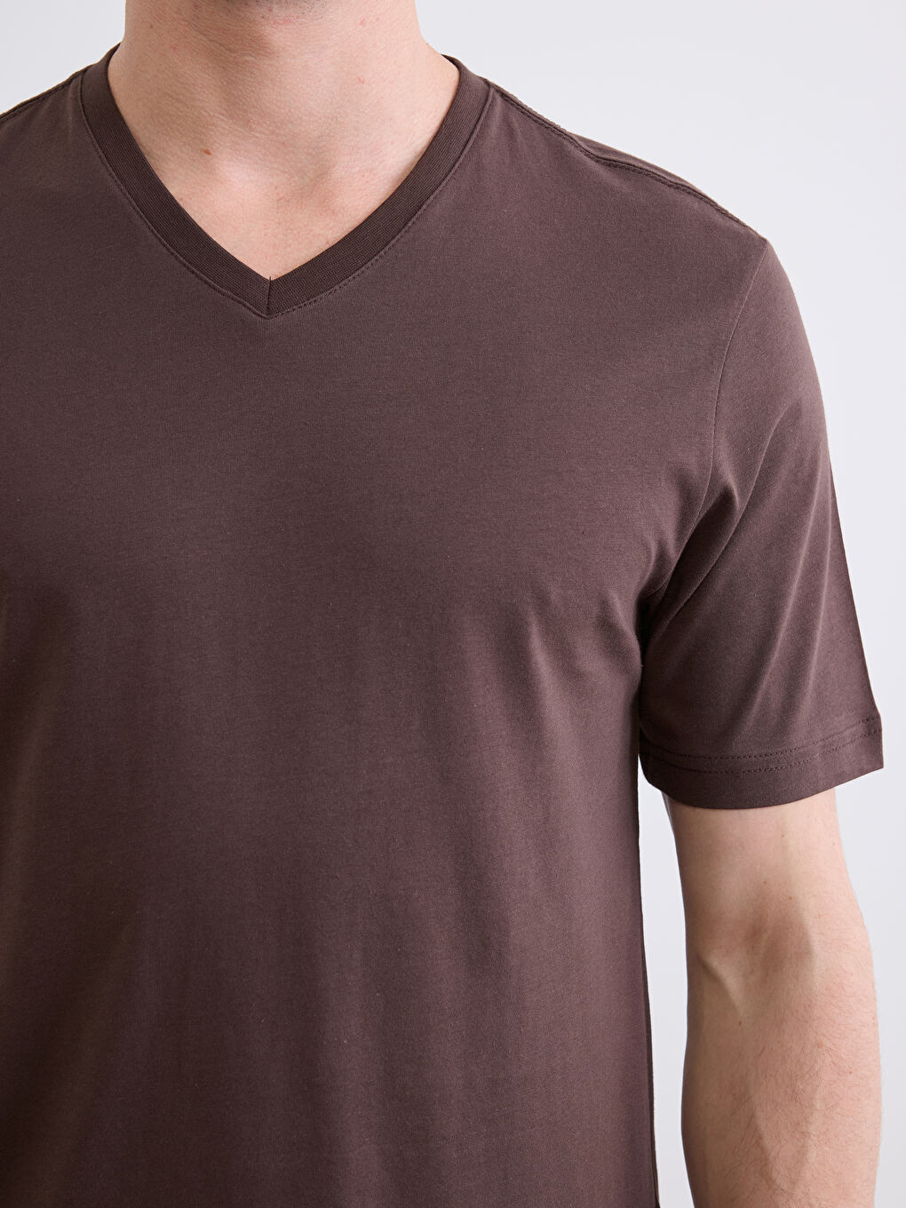 Kahverengi V Yaka Penye Erkek Tişört-2